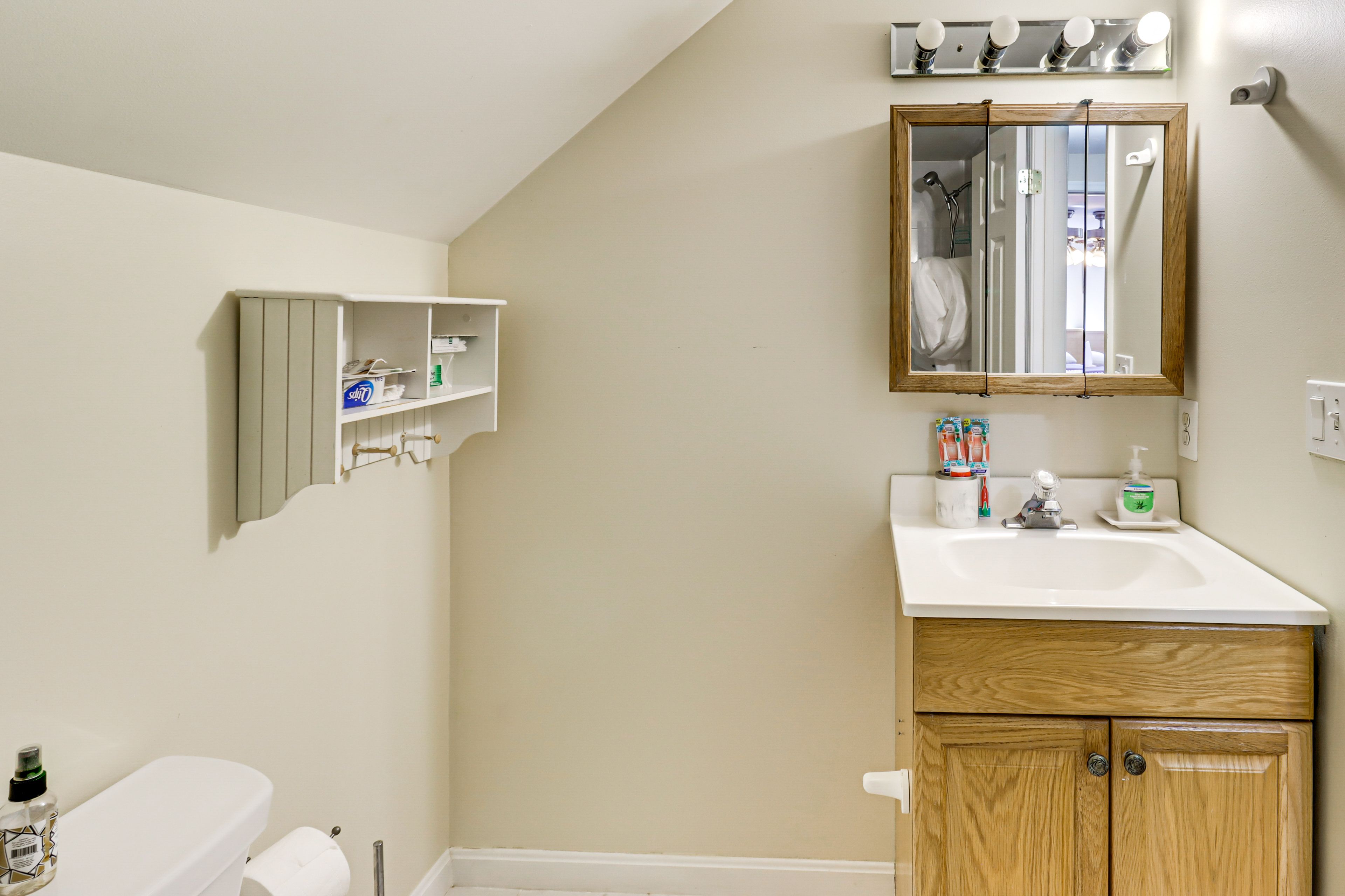 Full Bathroom | 3rd Floor