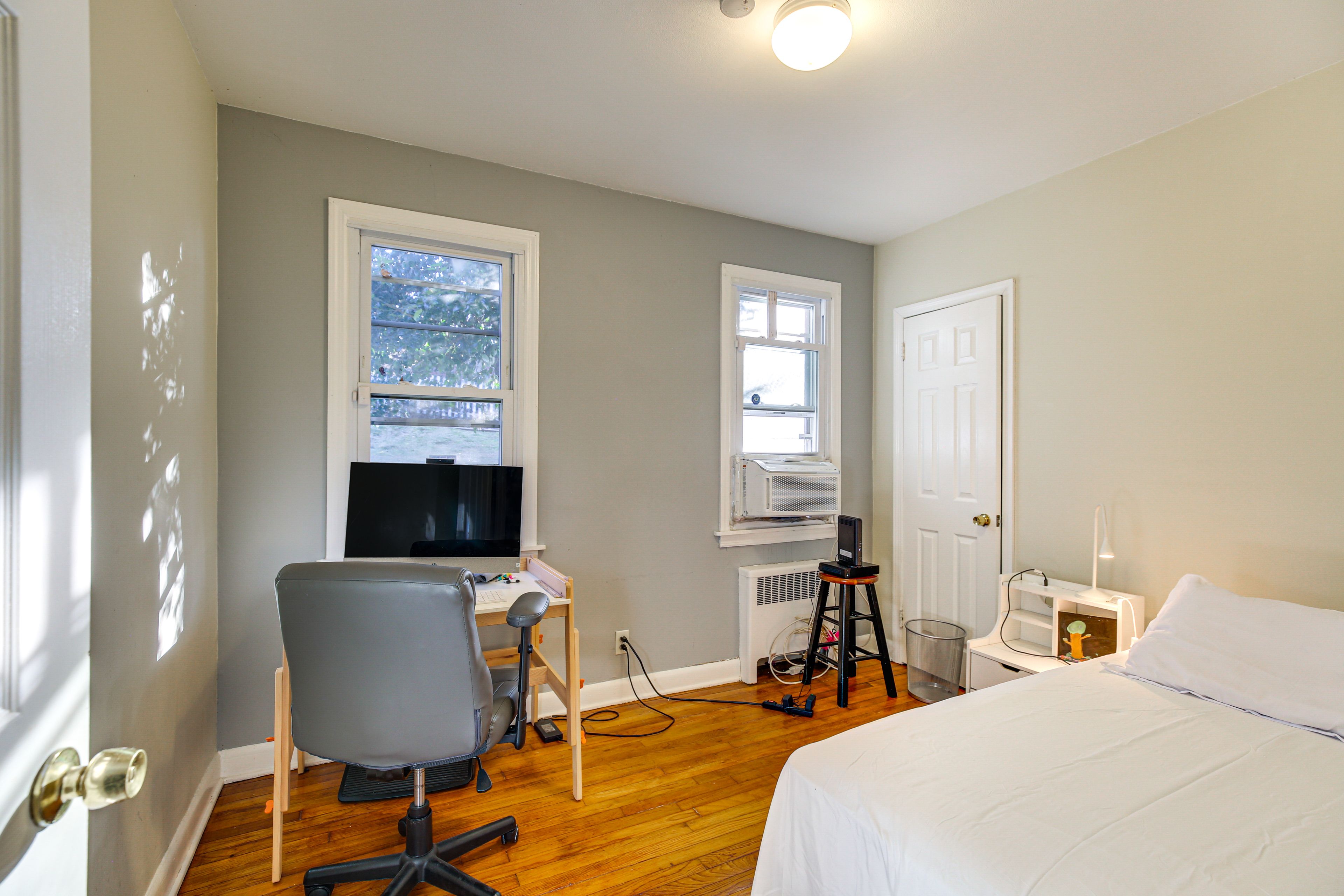 Bedroom 2 | Twin Bed | Desk | 1st Floor