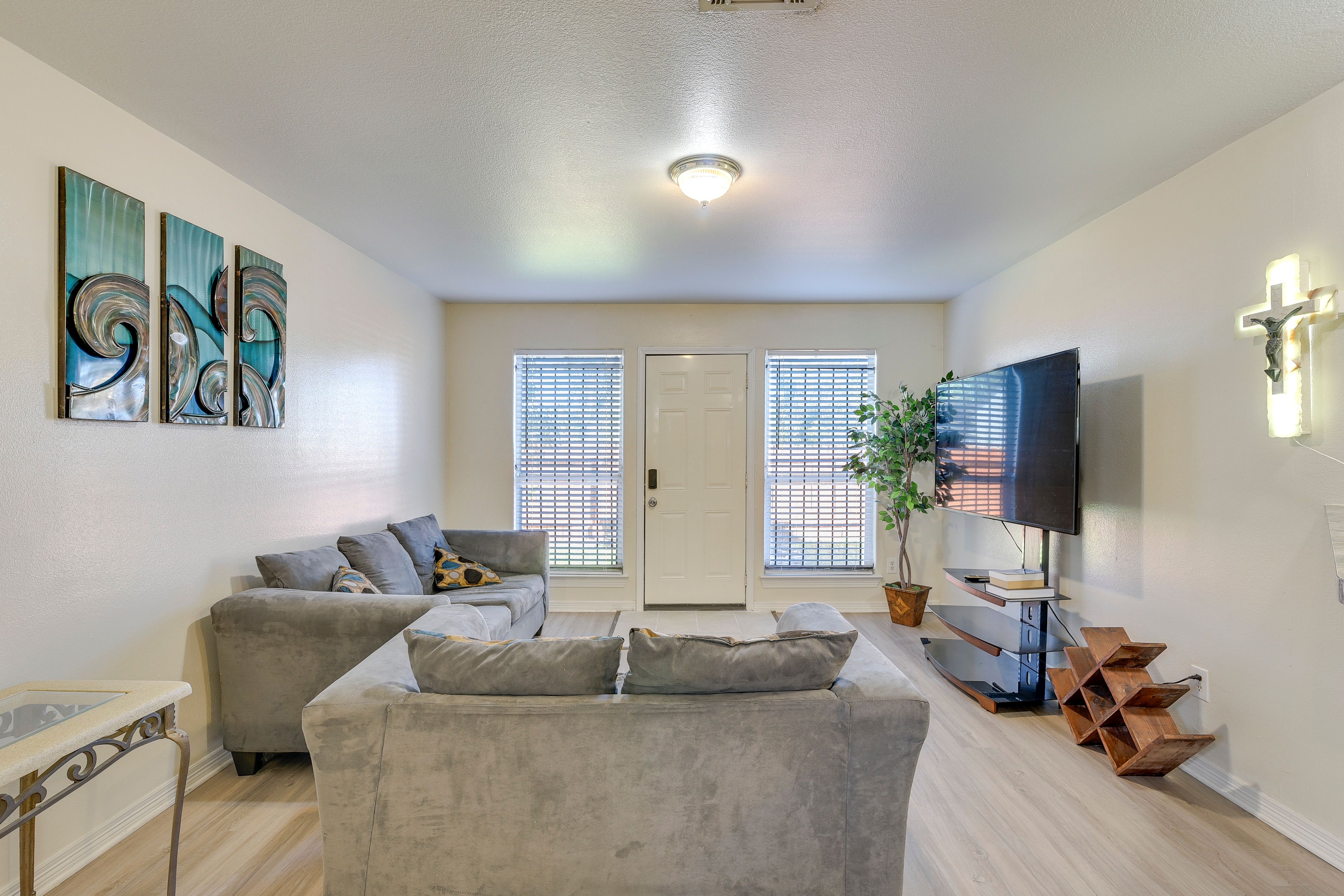 Living Room | 1st Floor | Smart TV | Central Heating & A/C | Free WiFi