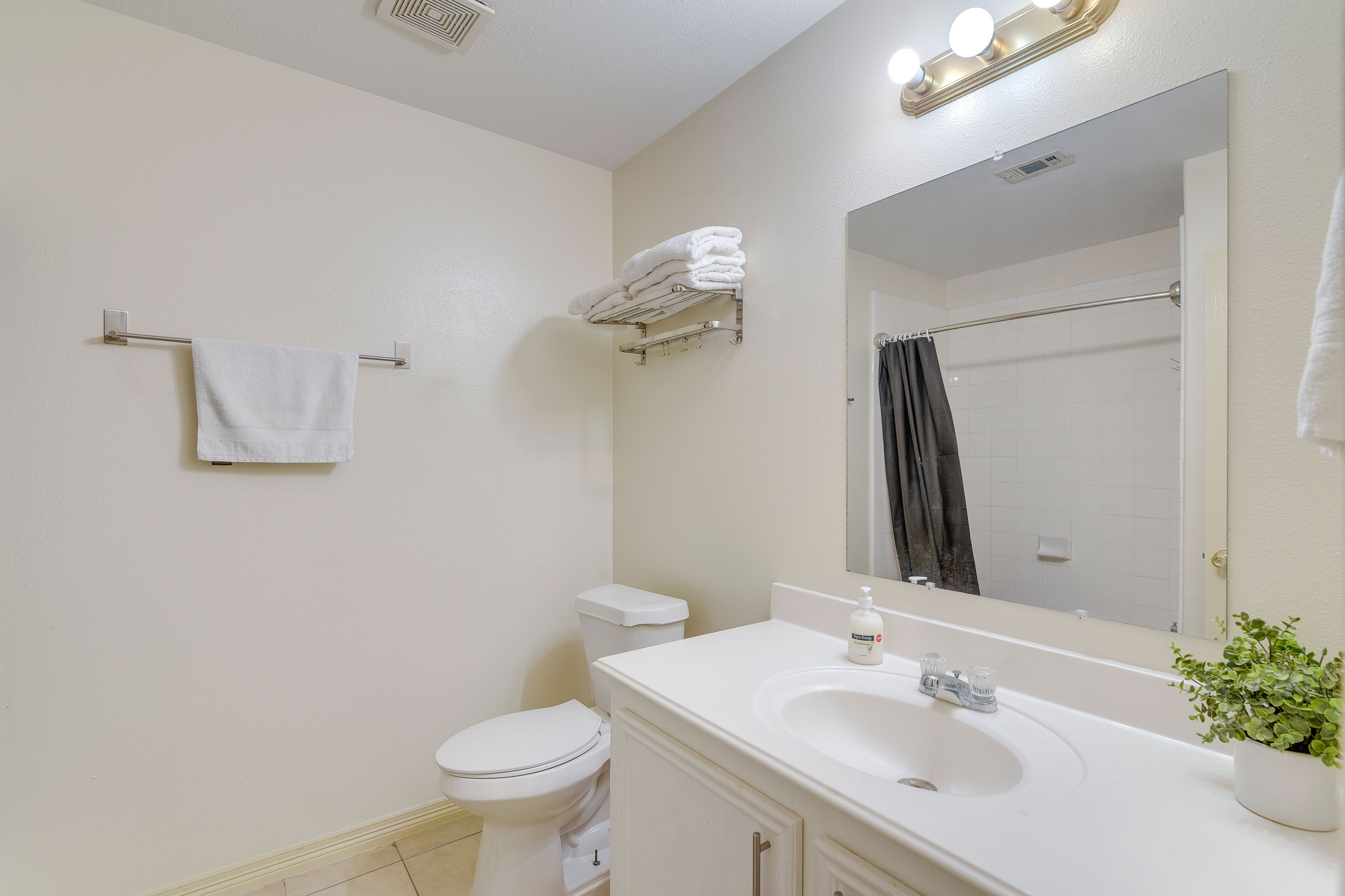 Full Bathroom | 2nd Floor | Towels Provided