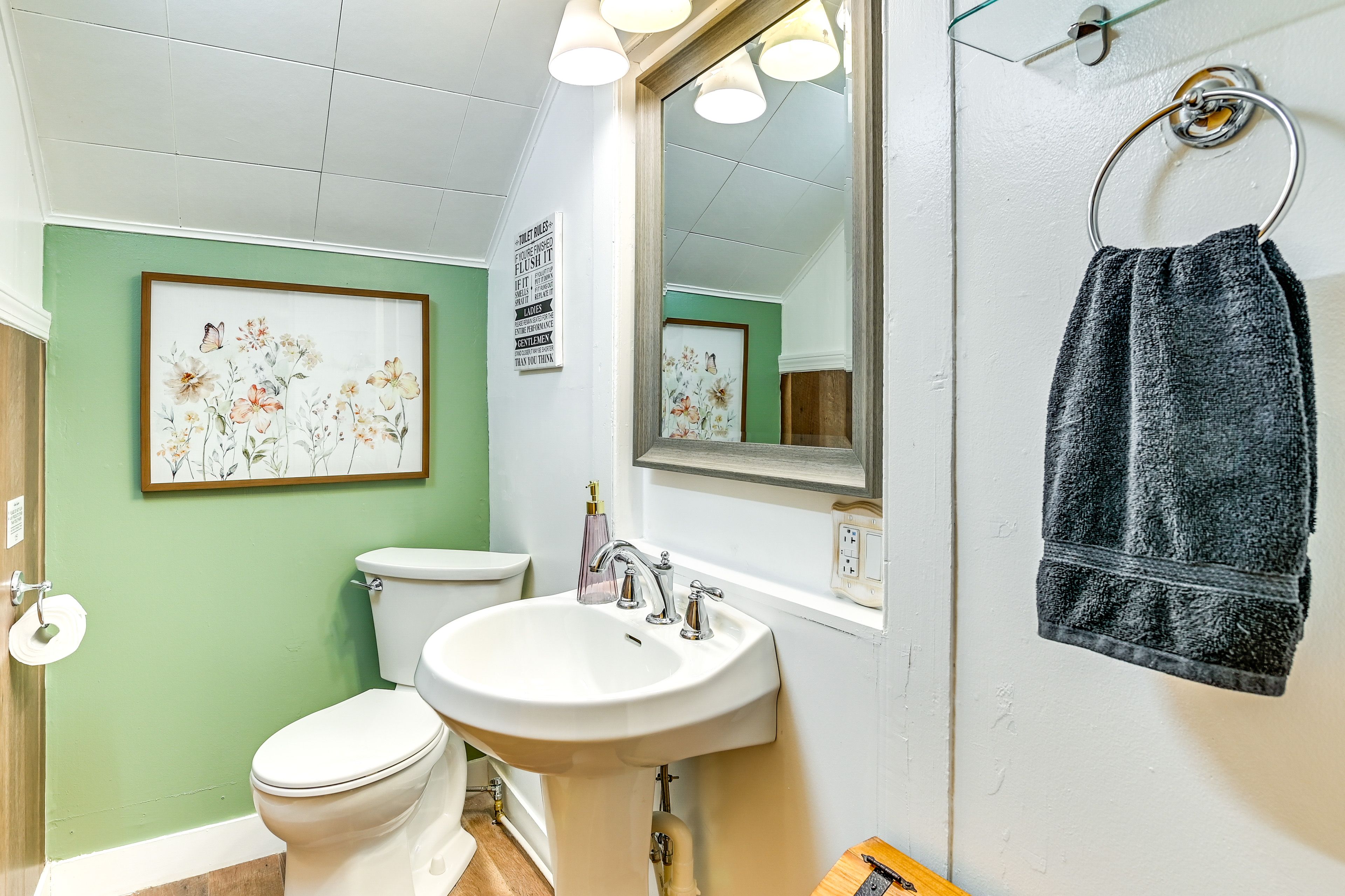 Half Bathroom | 2nd Floor