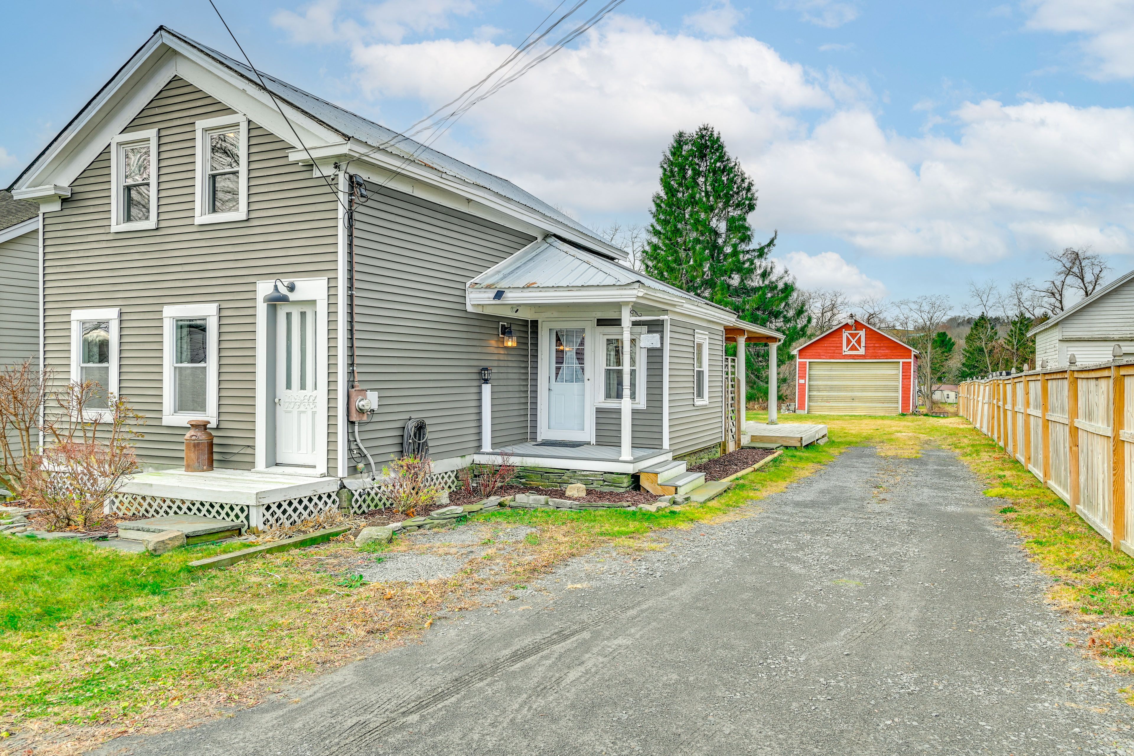 House Exterior | Fire Pit | Porch