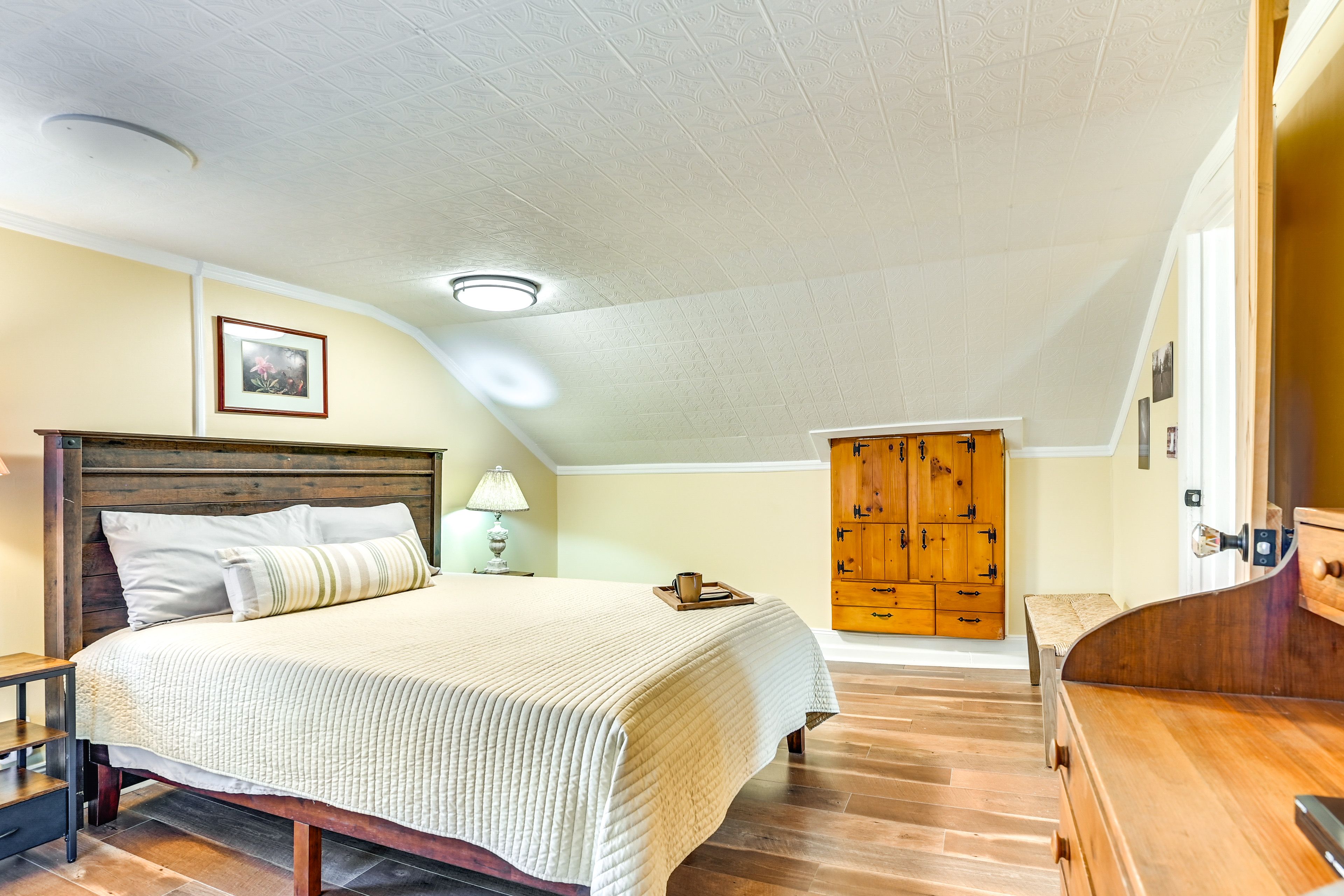 Bedroom 1 | Queen Bed | Smart TV | 2nd Floor