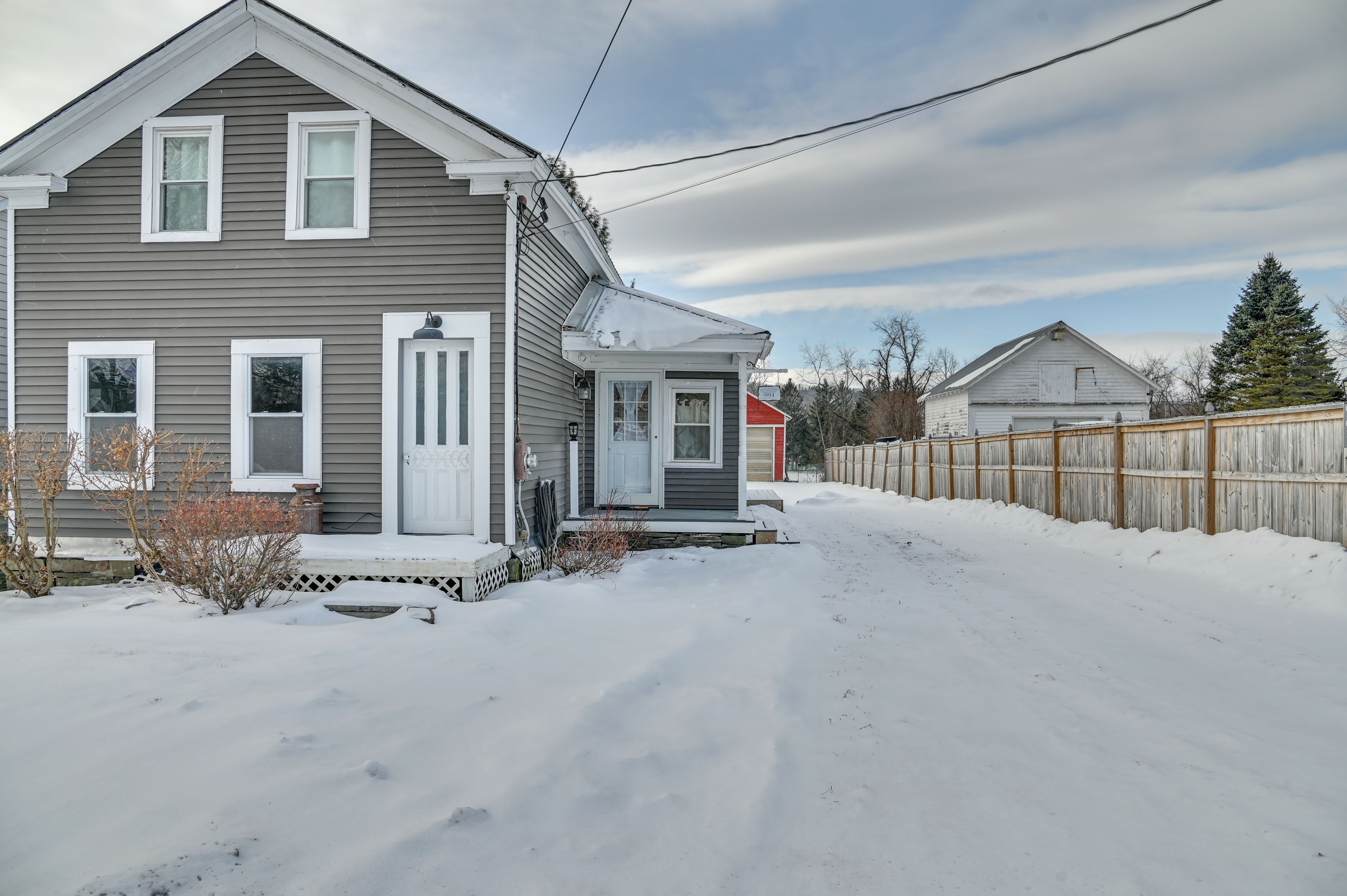 House Exterior | Fire Pit | Porch