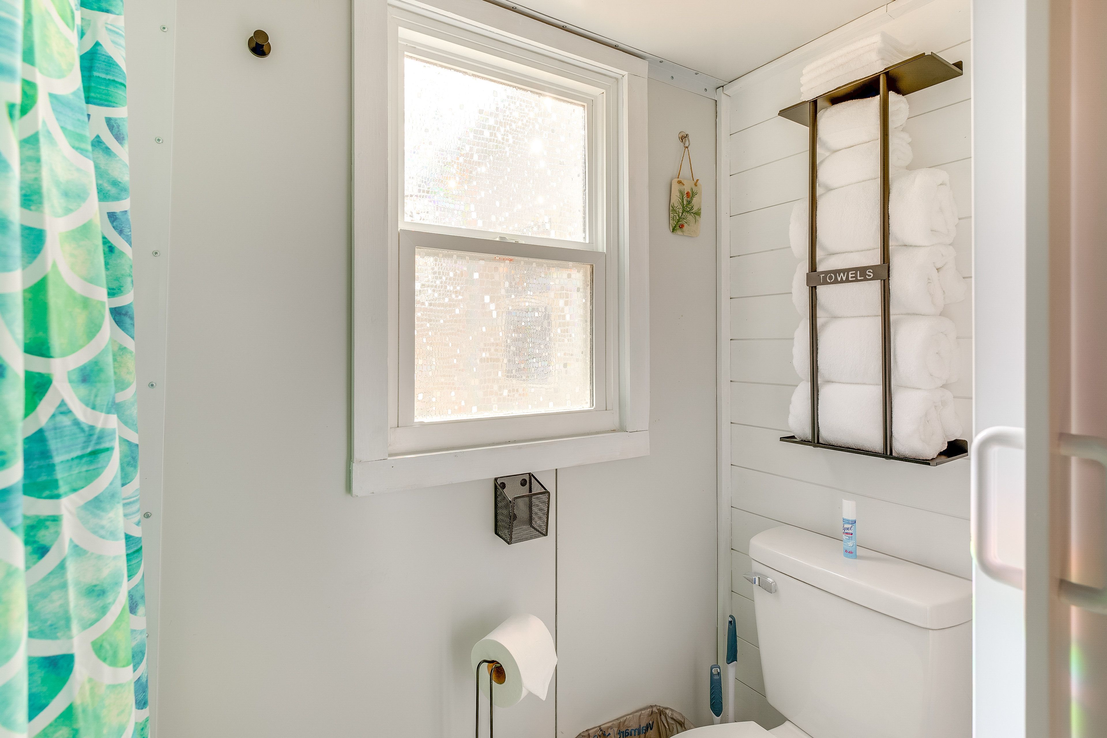 Full Bathroom | Towels Provided