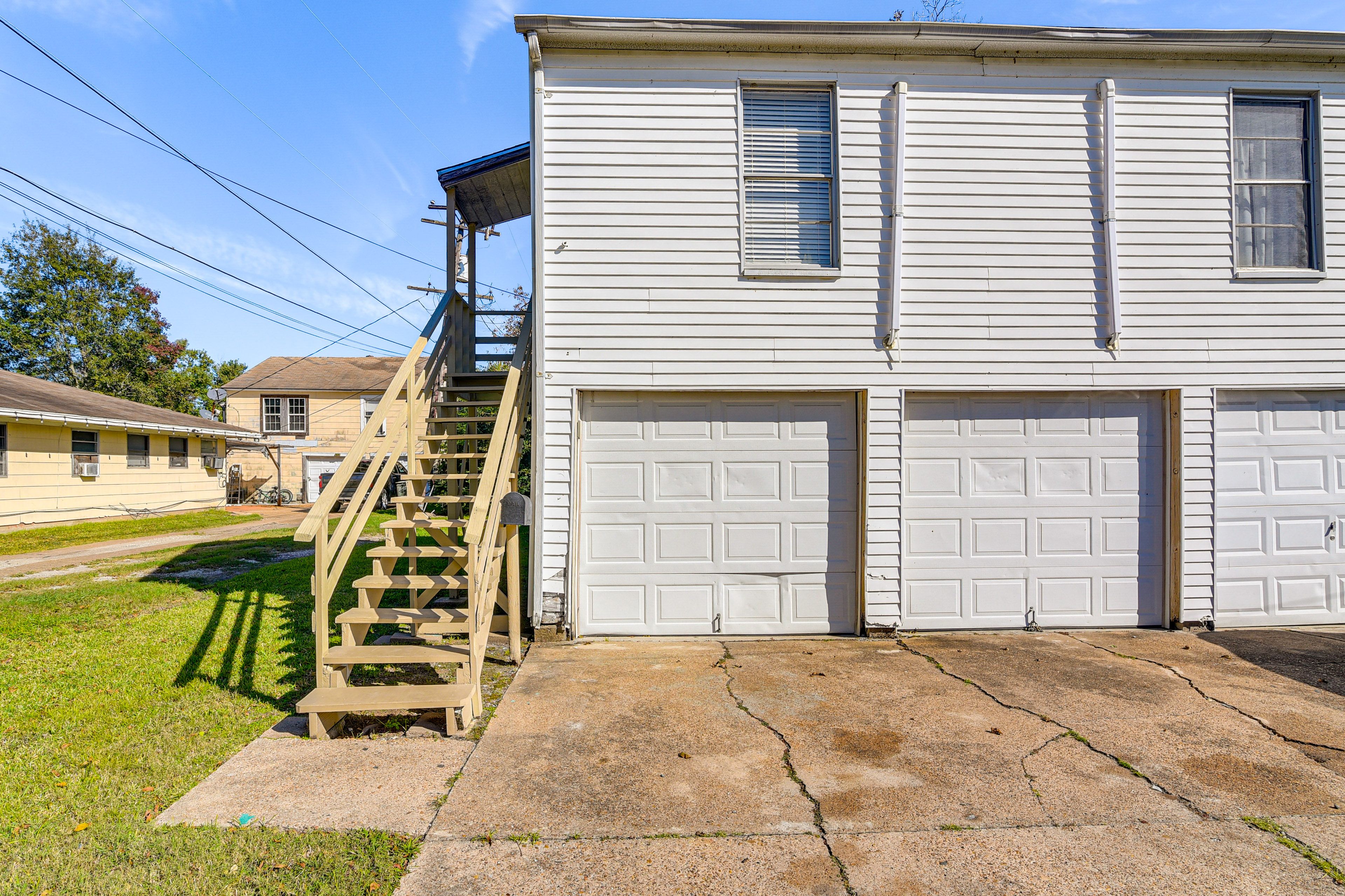 Parking | Driveway (4 Vehicles) | RV/Trailer & Street Parking