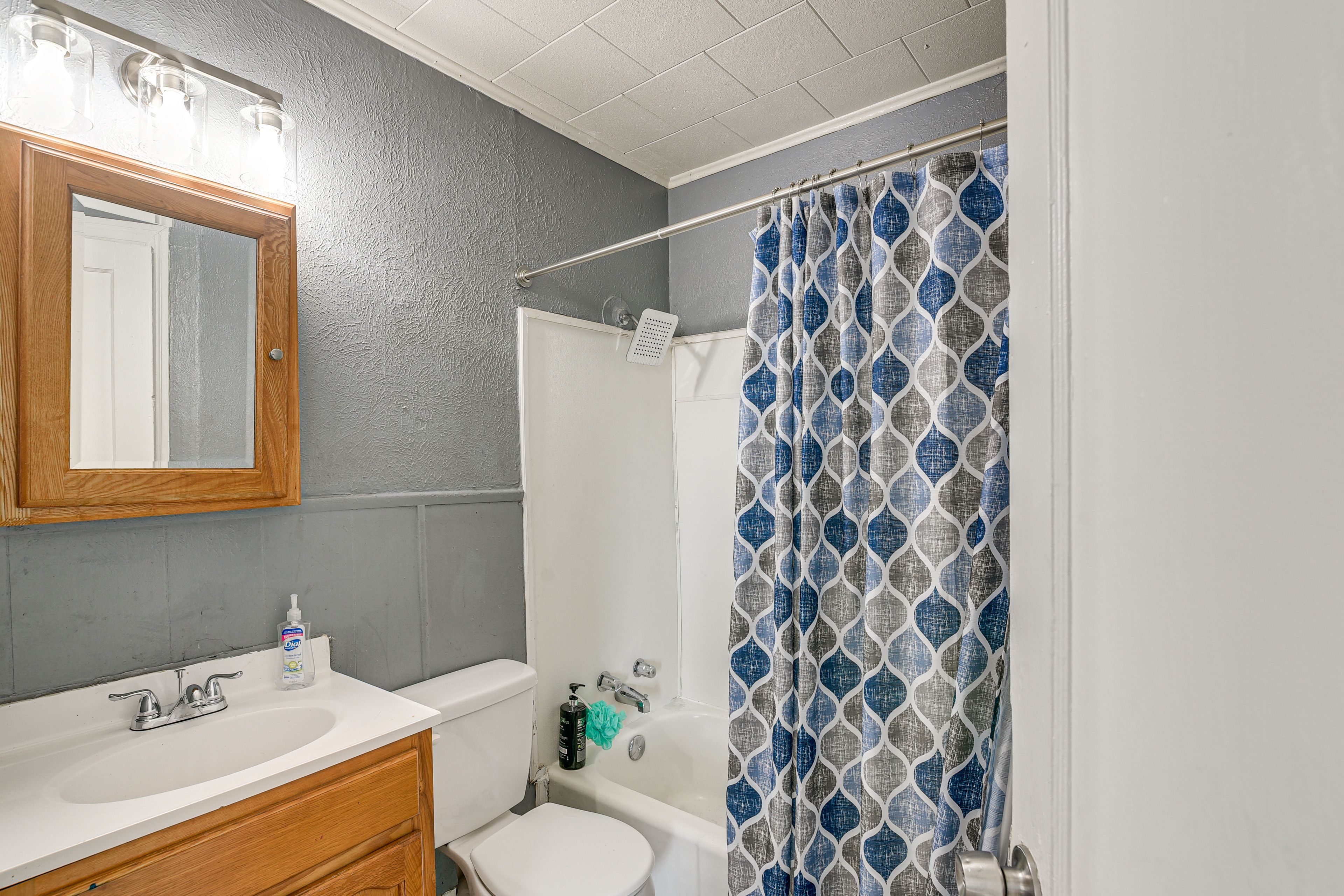 Full Bathroom | Towels Provided