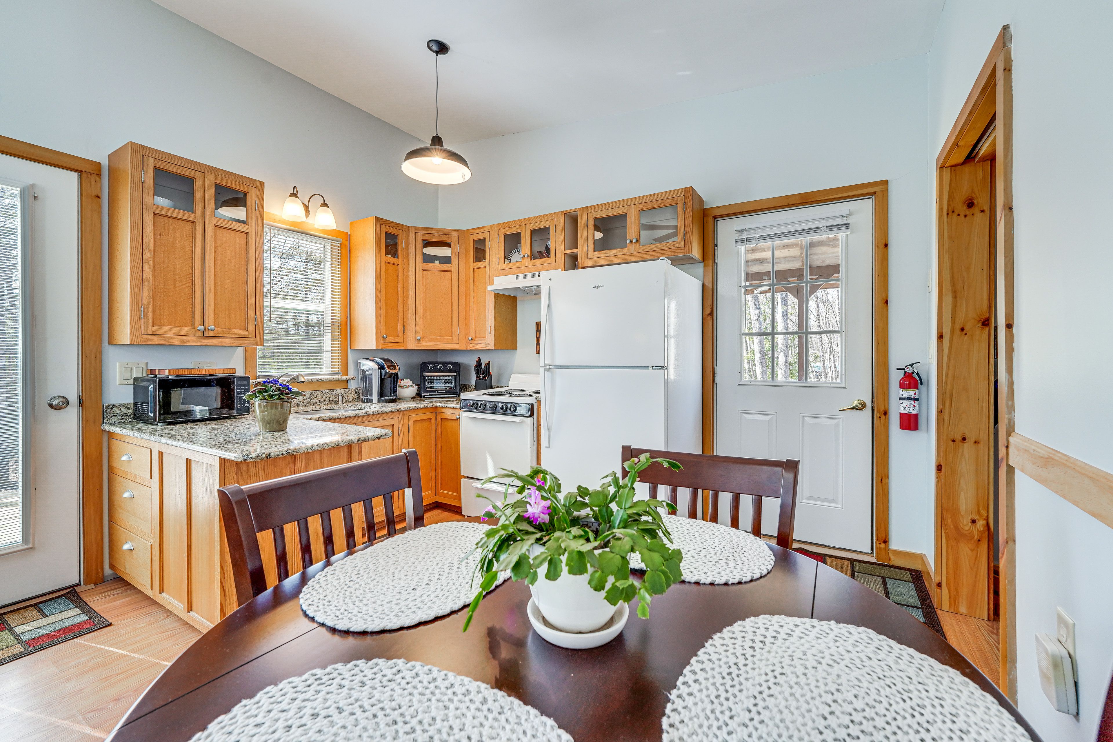 Dining Area | Dishware/Flatware Provided