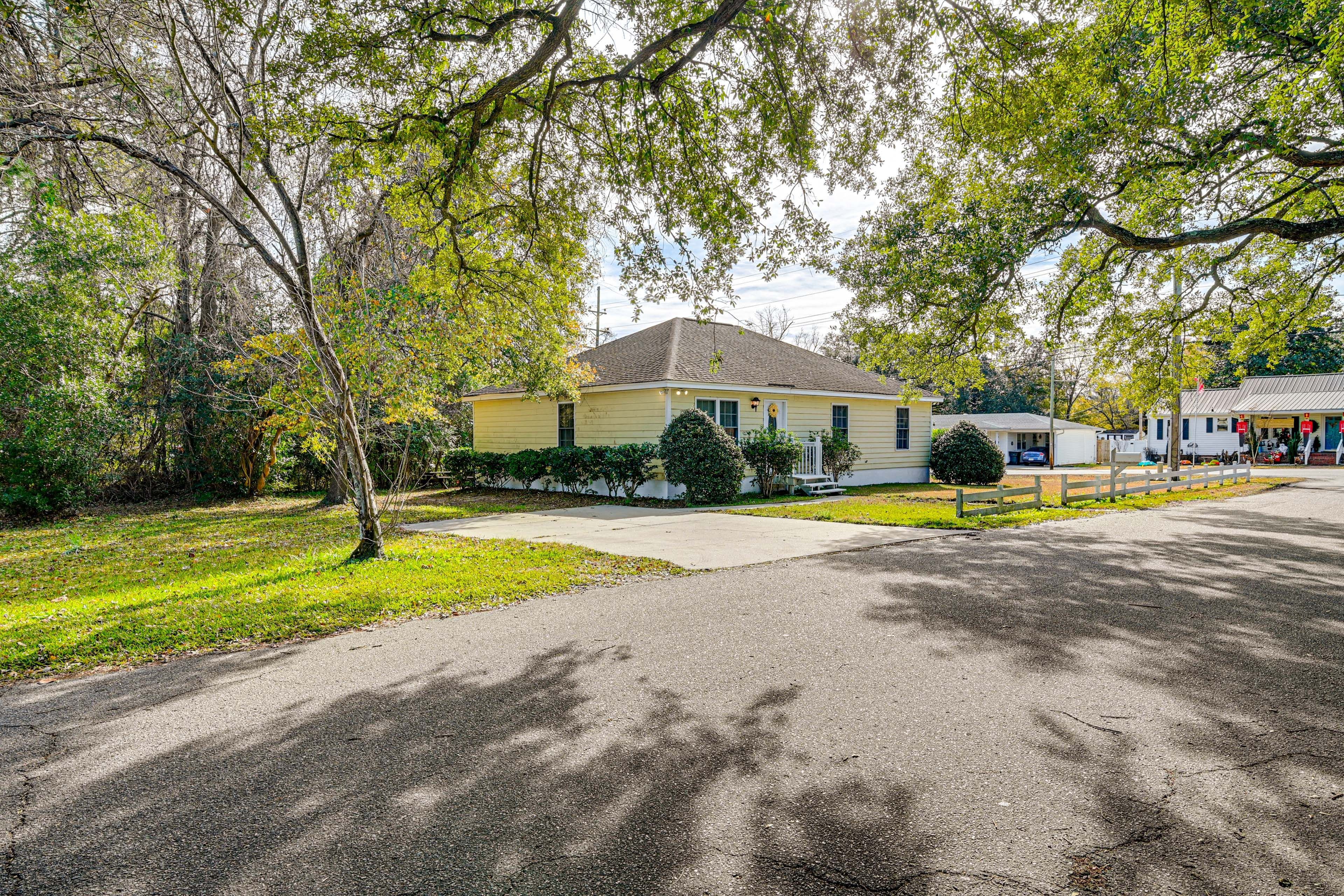 Parking | Driveway (4 Vehicles) | RV/Trailer Parking Allowed