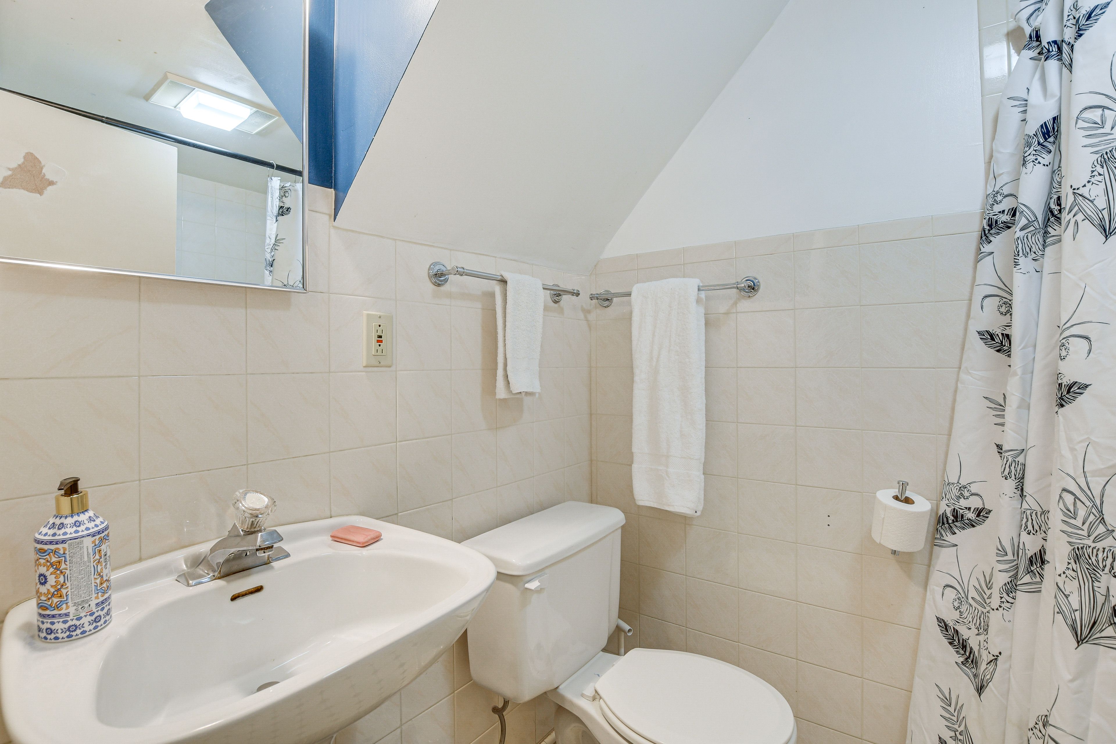 Full Bathroom | Towels Provided | Lower Level
