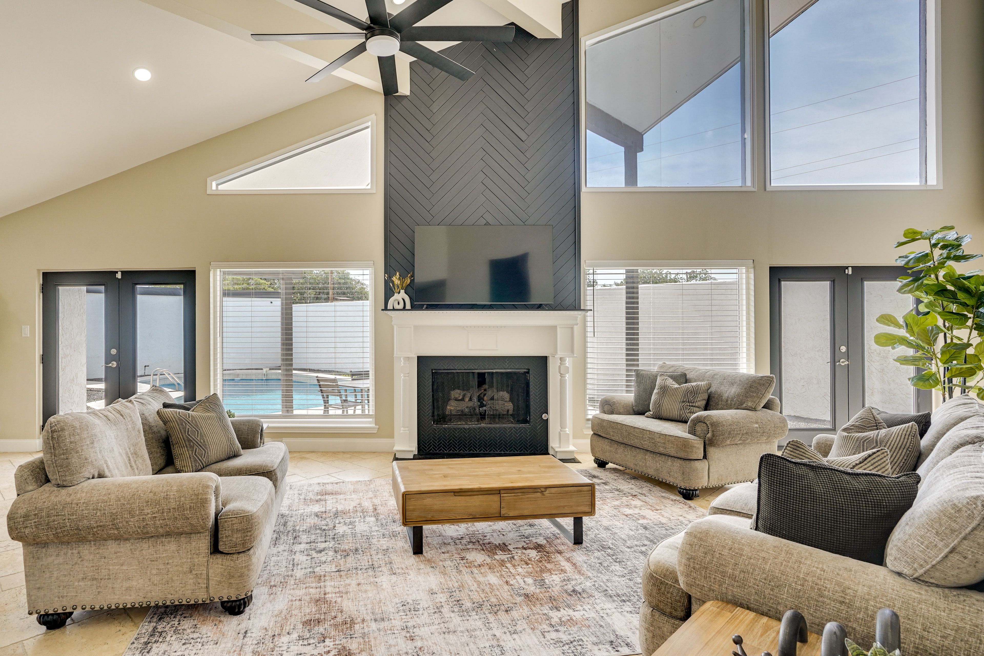 Living Room | Smart TV | Wet Bar | Central Air Conditioning/Heat