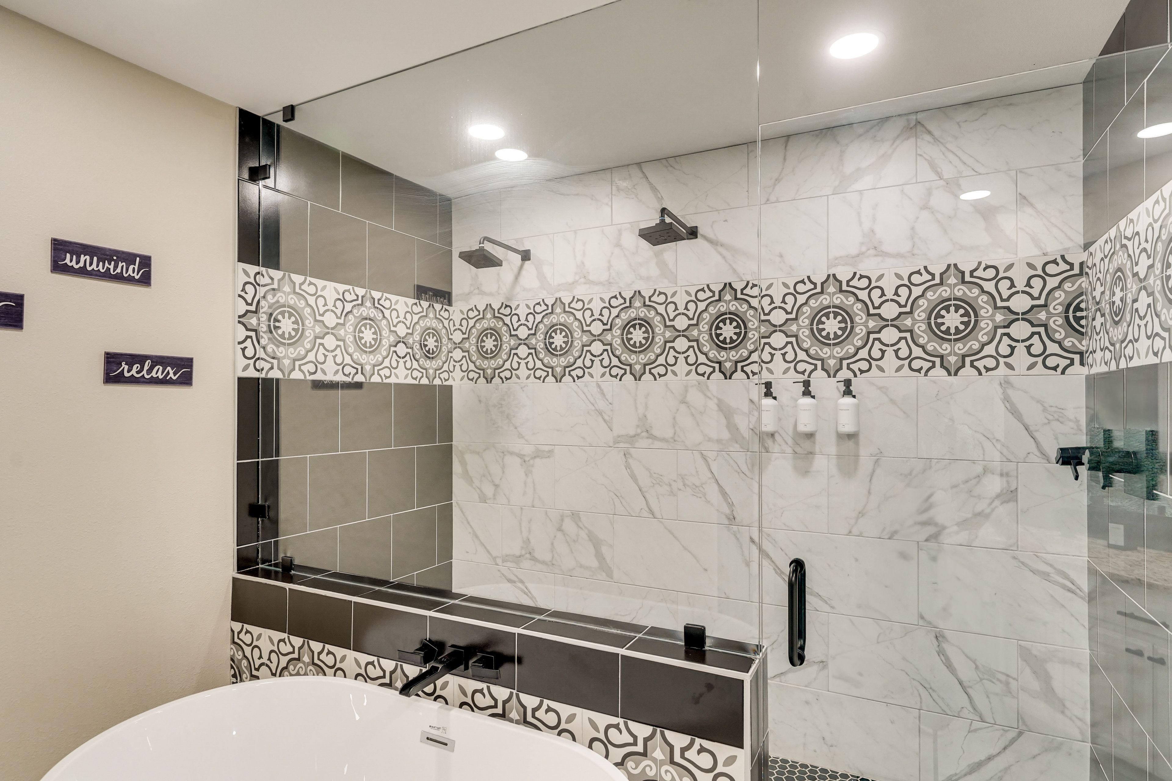 En-Suite Bathroom | Soaking Tub | Towels Provided | 1st Floor