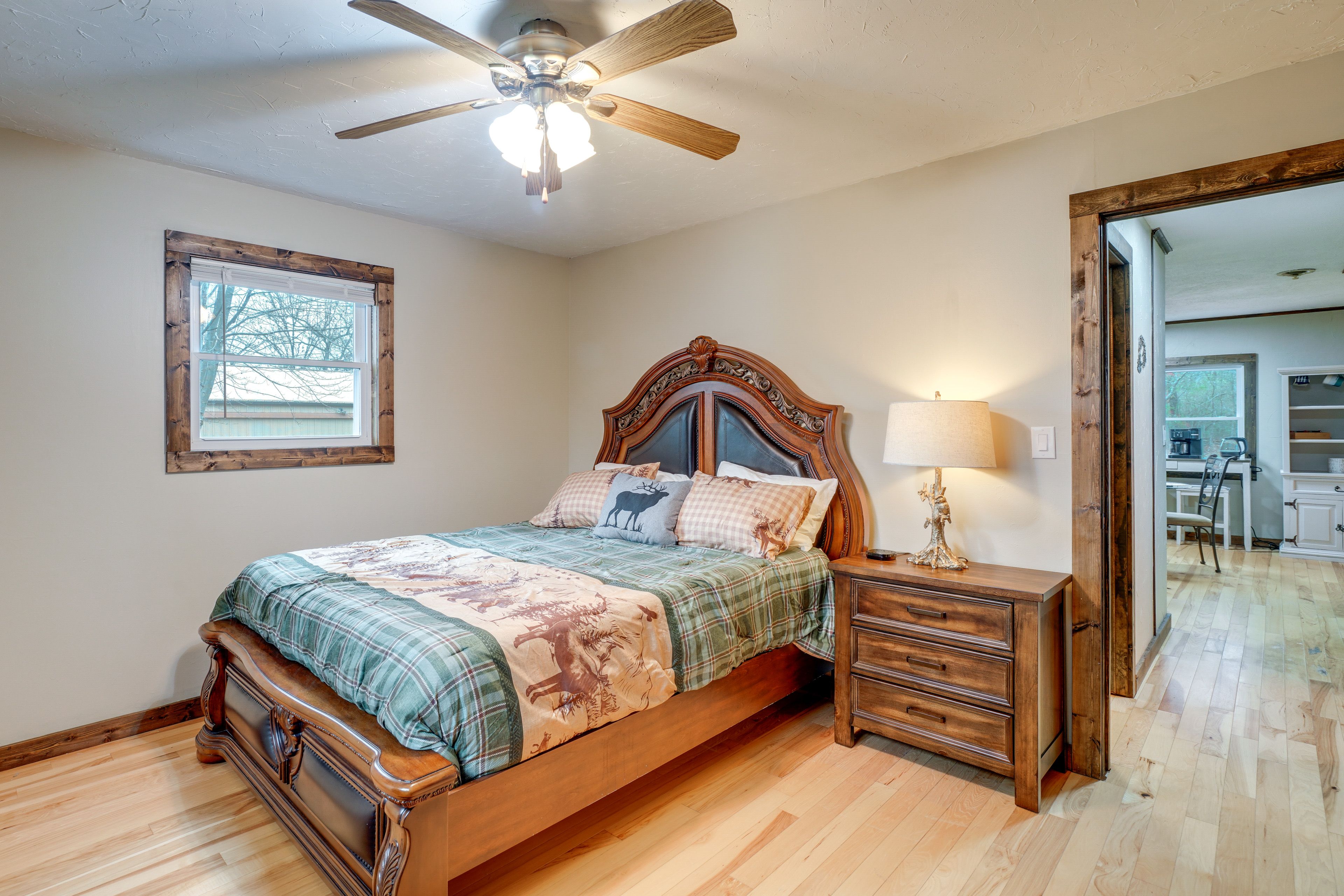 Bedroom 1 | Queen Bed | Linens Provided | 1st Floor