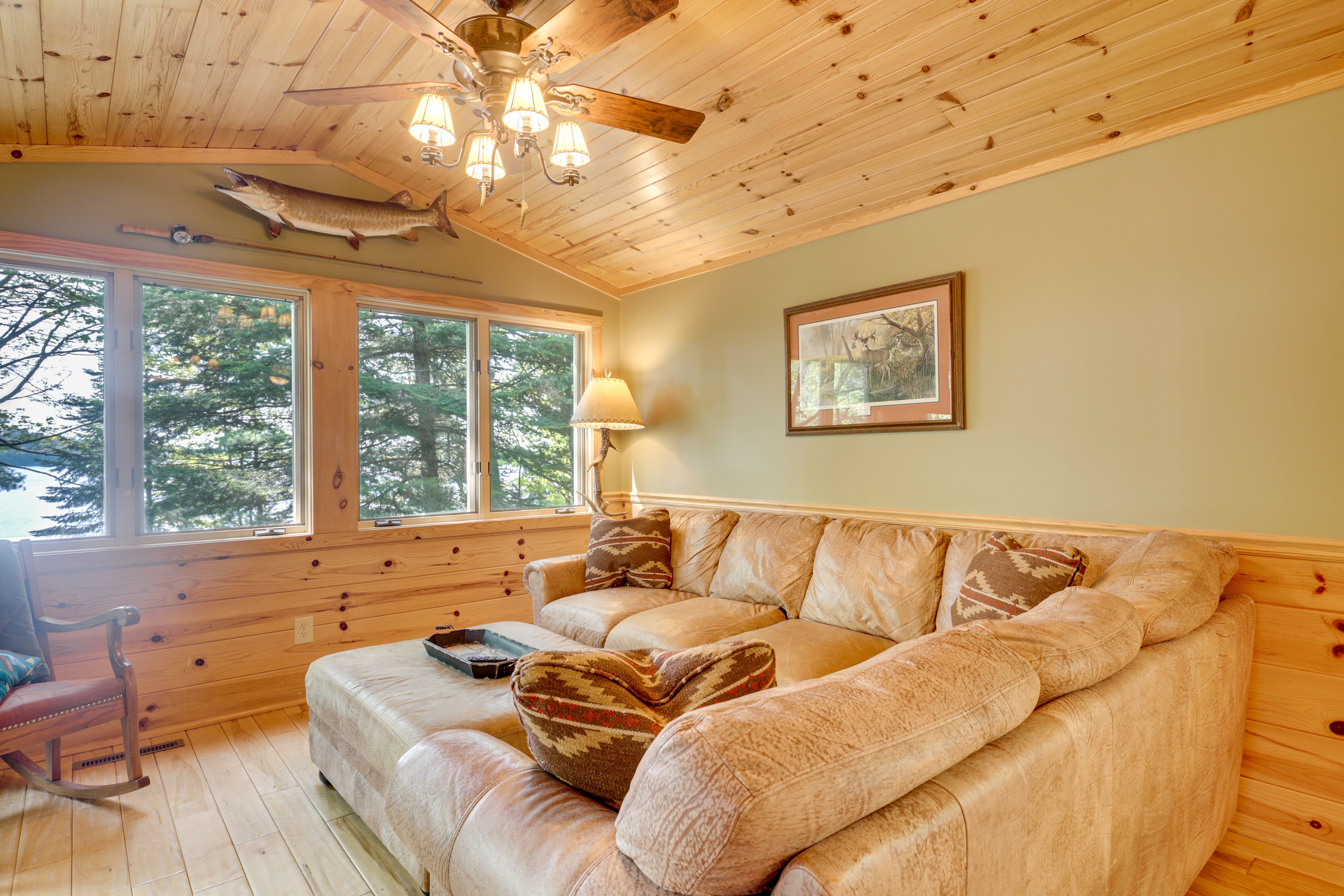 Living Room | Main Level | Smart TV | Free WiFi | Full Futon