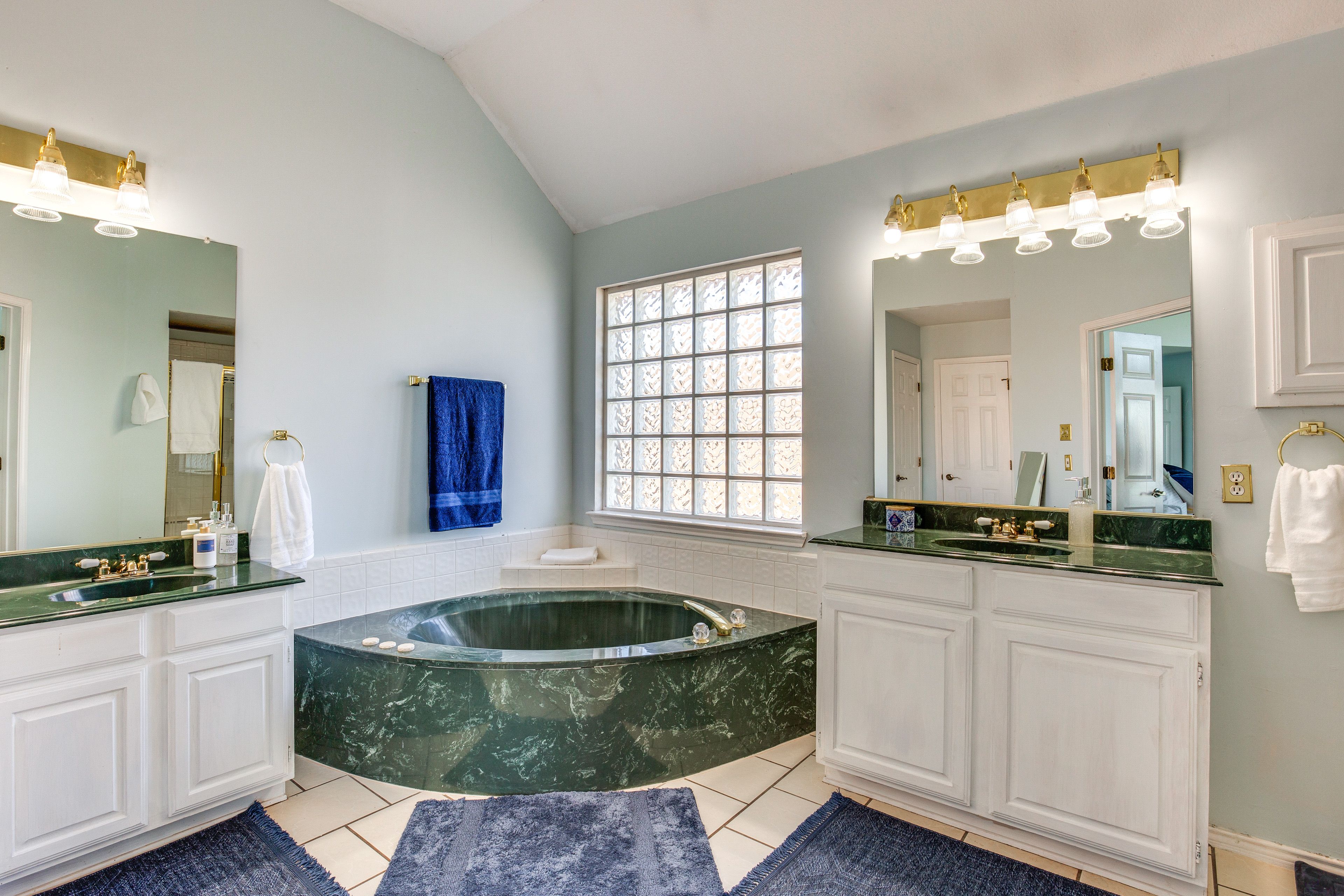 Full Bathroom | 2nd Floor