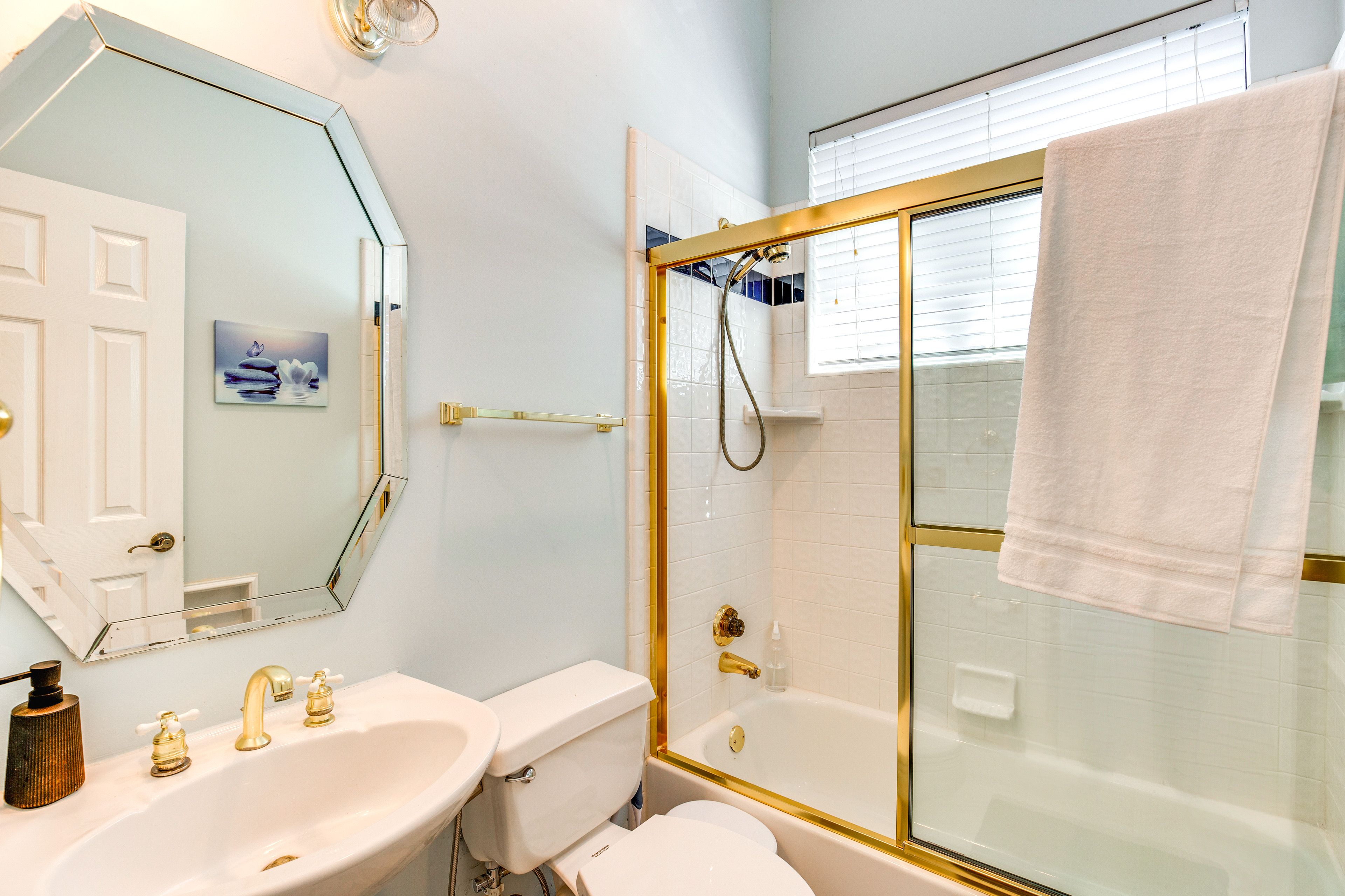 Full Bathroom | 1st Floor