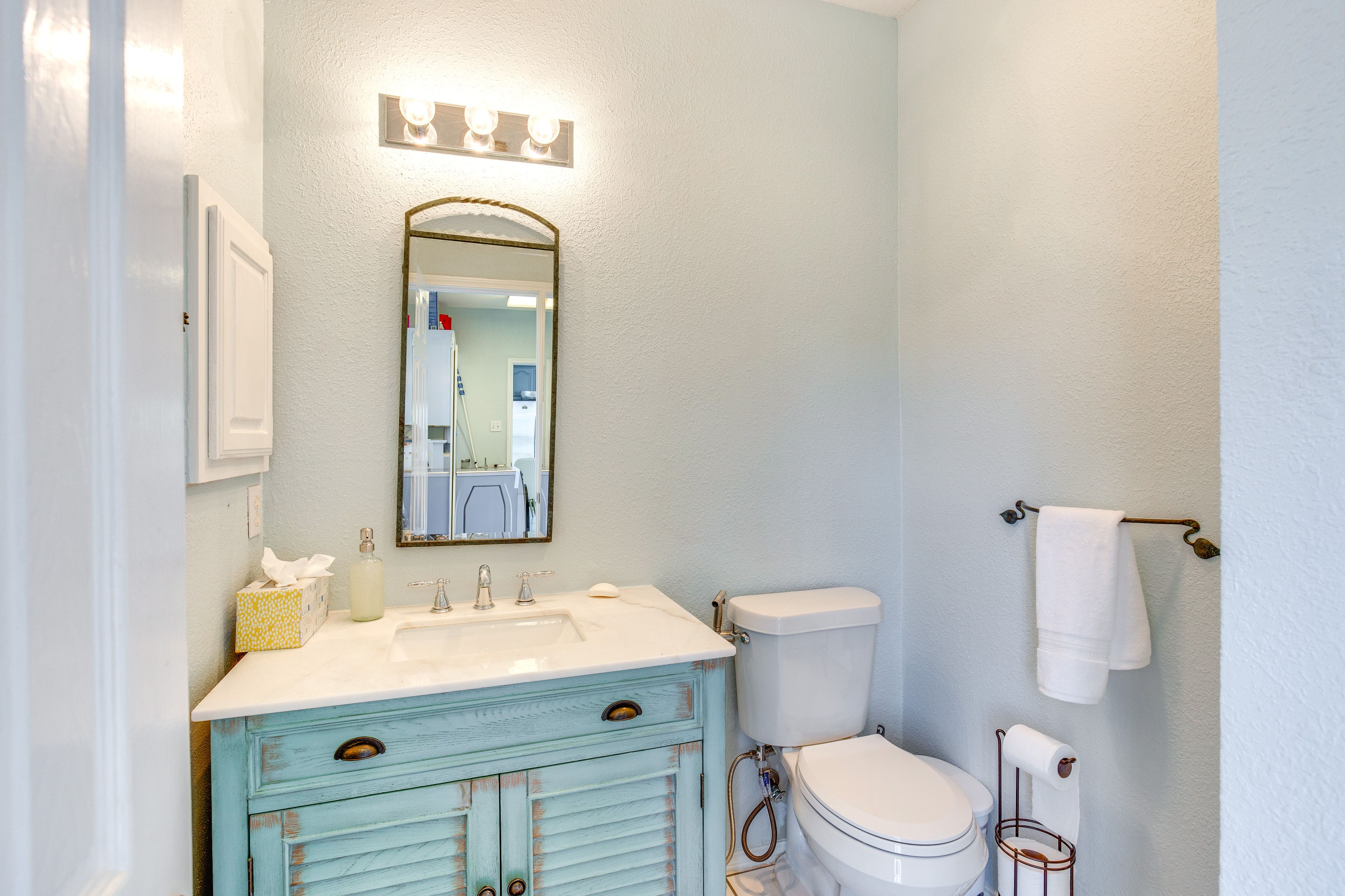Half Bathroom | 1st Floor | Complimentary Toiletries | Towels Provided