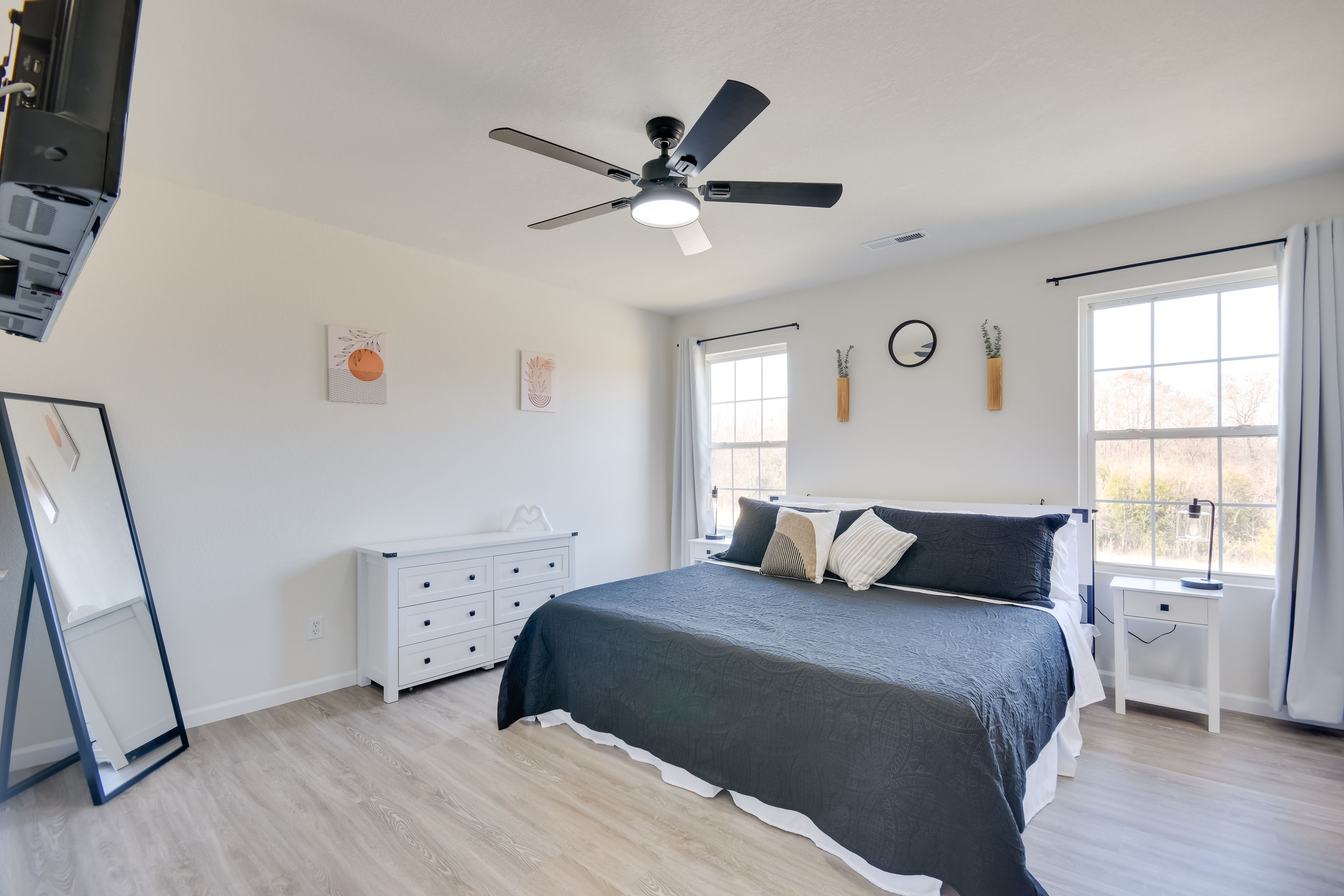 Bedroom 1 | King Bed | Smart TV | Linens Provided