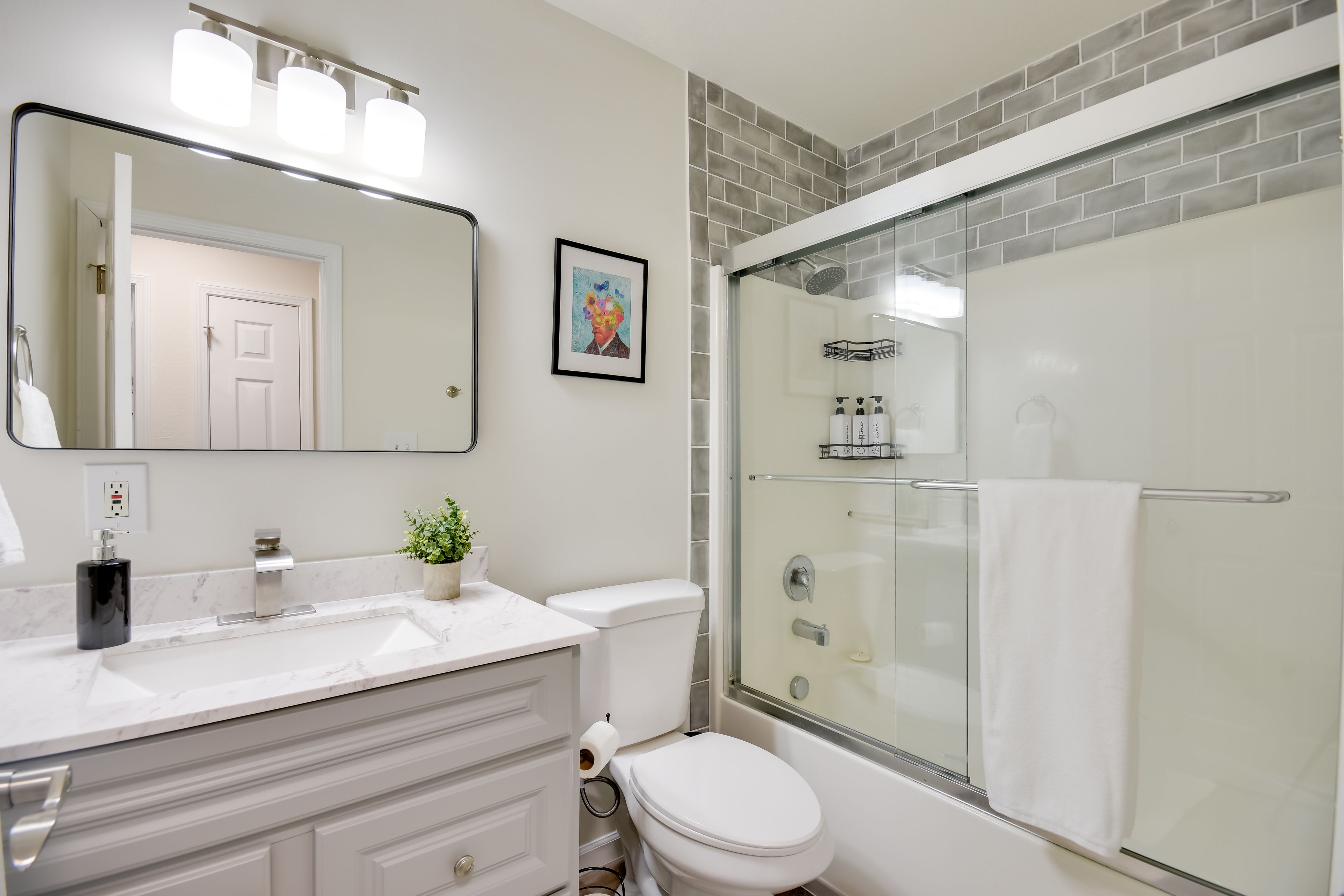 Full Bathroom | Complimentary Toiletries | Hair Dryer