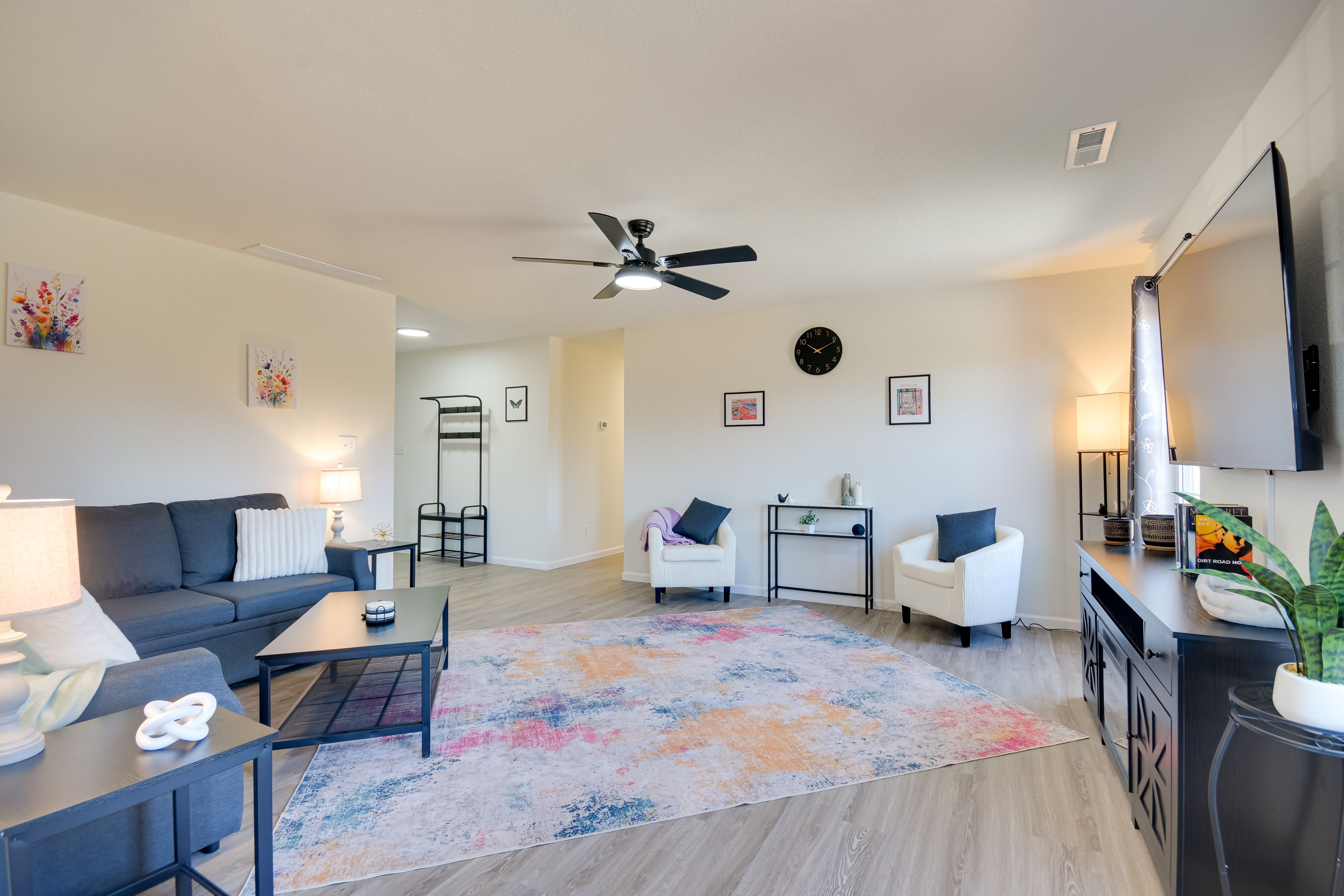 Living Room | Smart TV | Free WiFi | Electric Fireplace