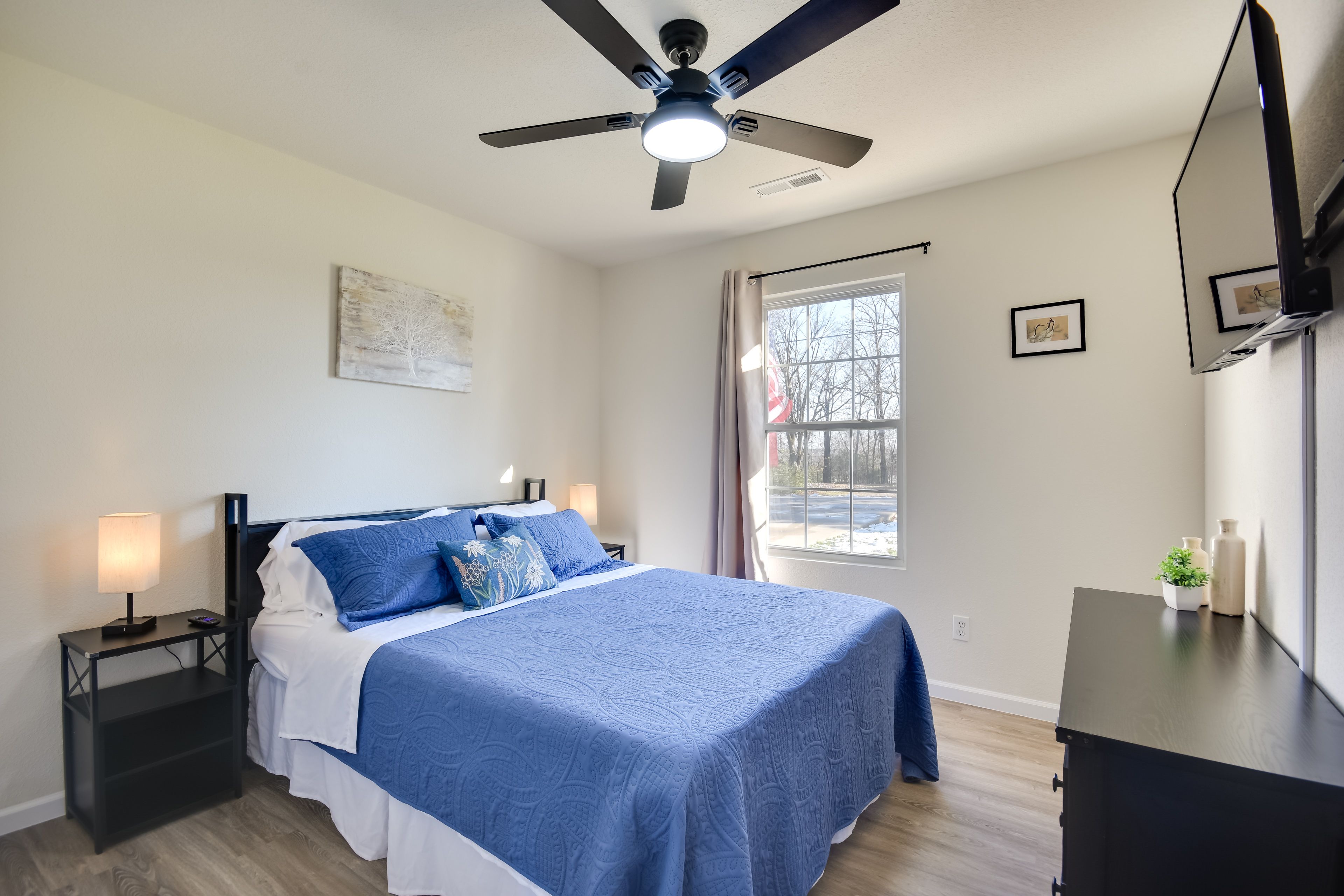 Bedroom 2 | Queen Bed | Smart TV
