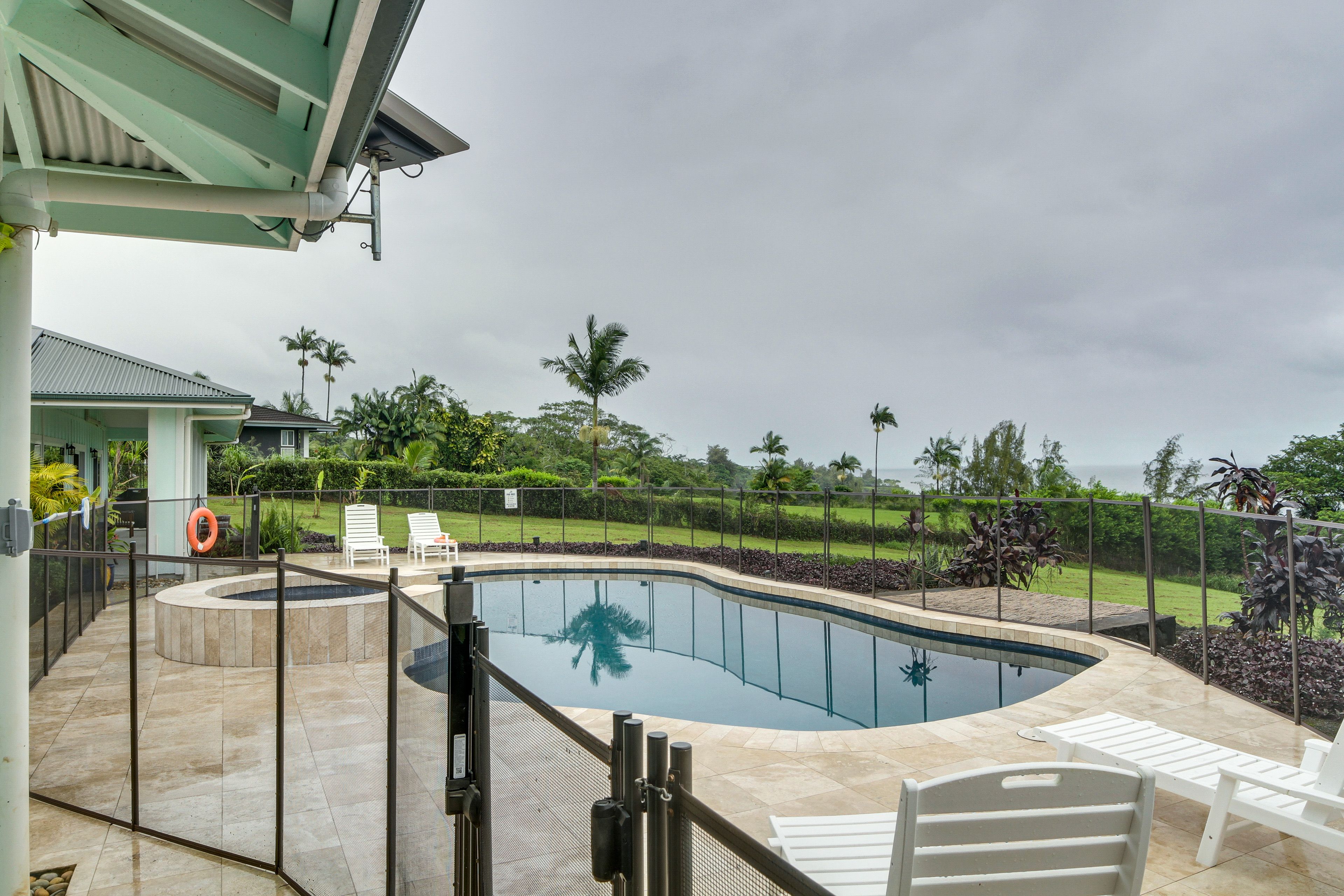 Shared Pool & Spa | Ocean Views | 3 Mi to Honoli'i Beach Park