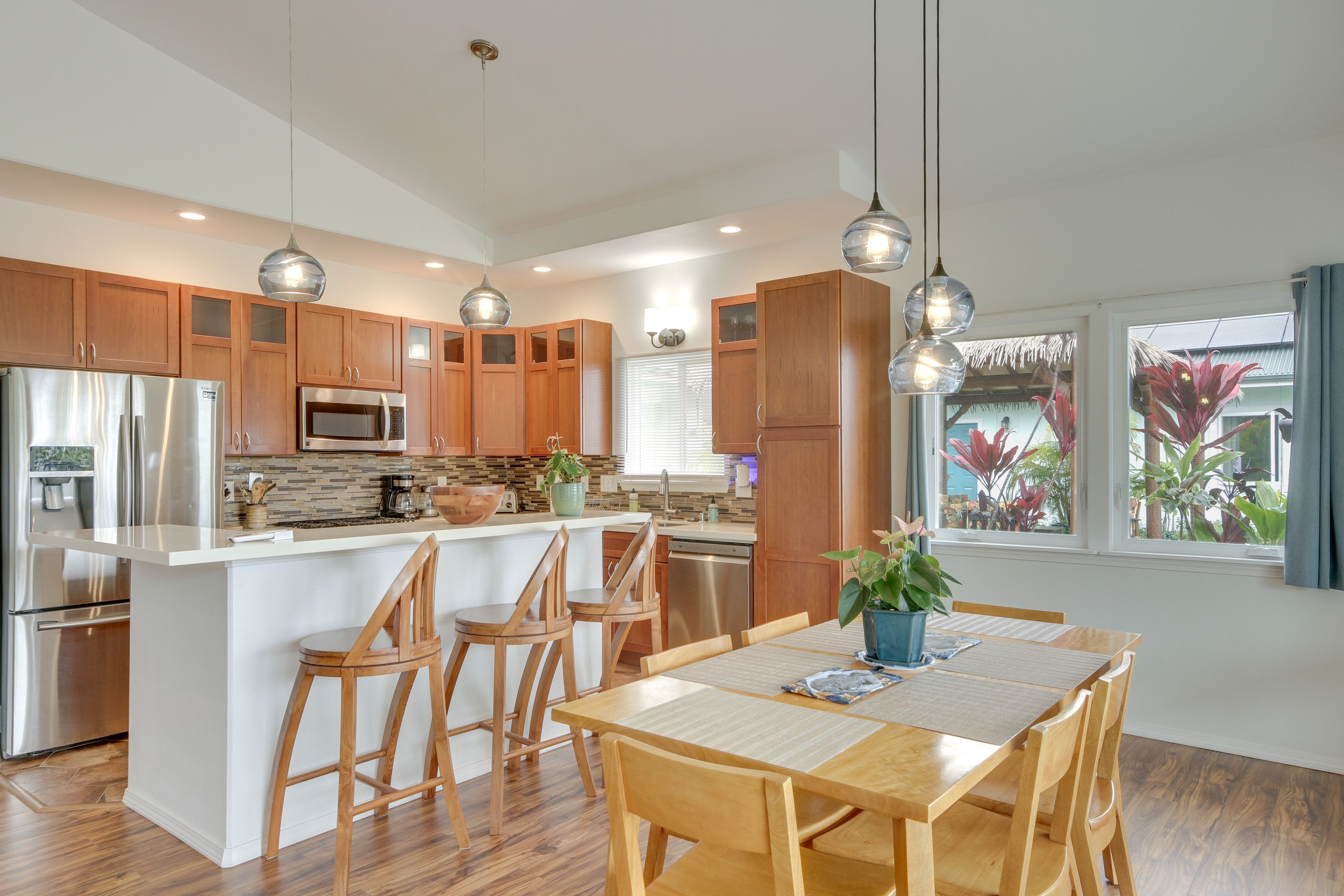 Dining Area | Dishware & Flatware Provided