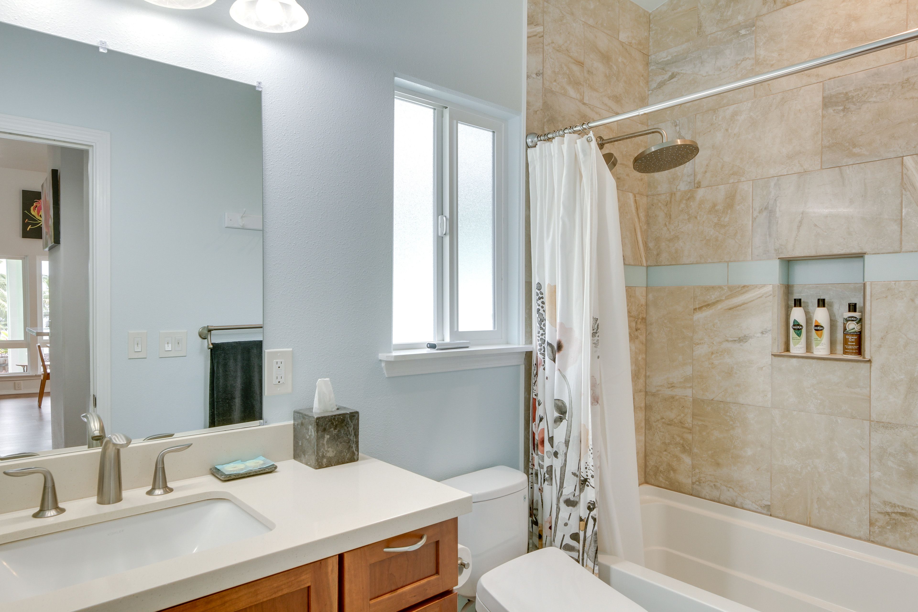 Full Bathroom | Towels Provided