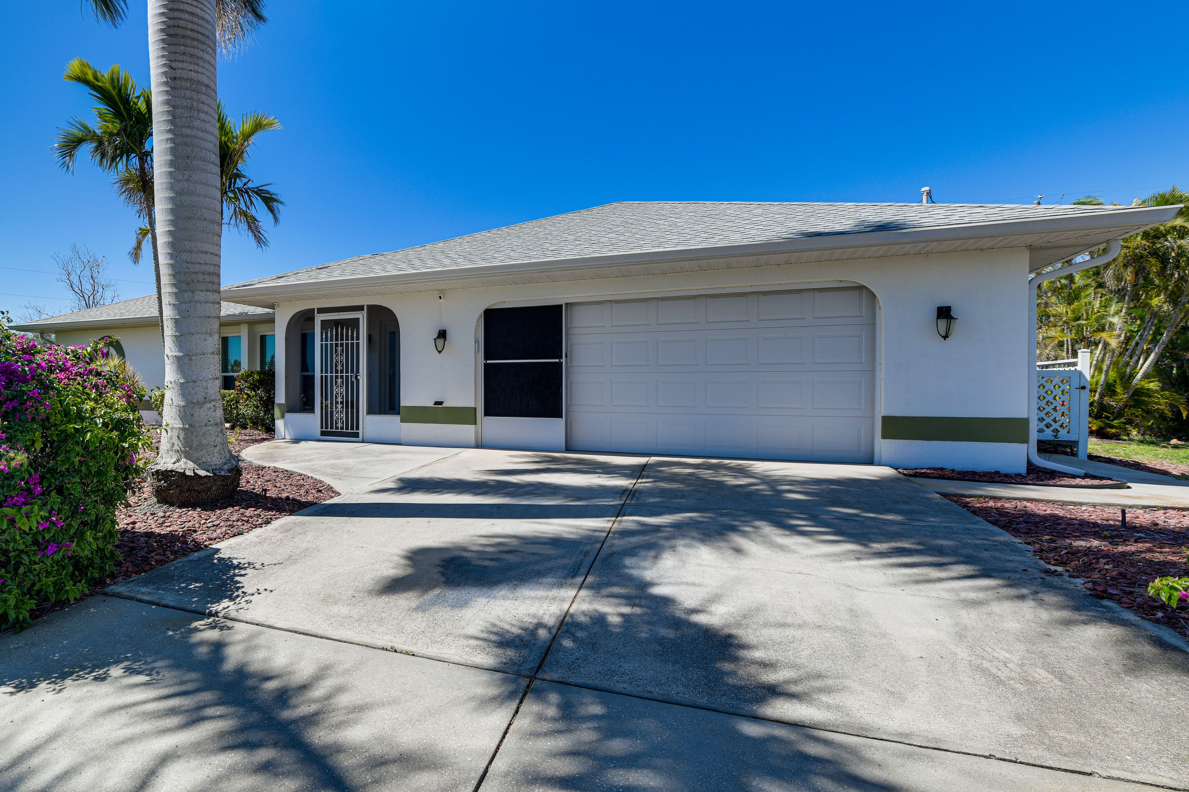 Parking | Garage (1 Vehicle) | Driveway (4 Vehicles) | Free Street Parking