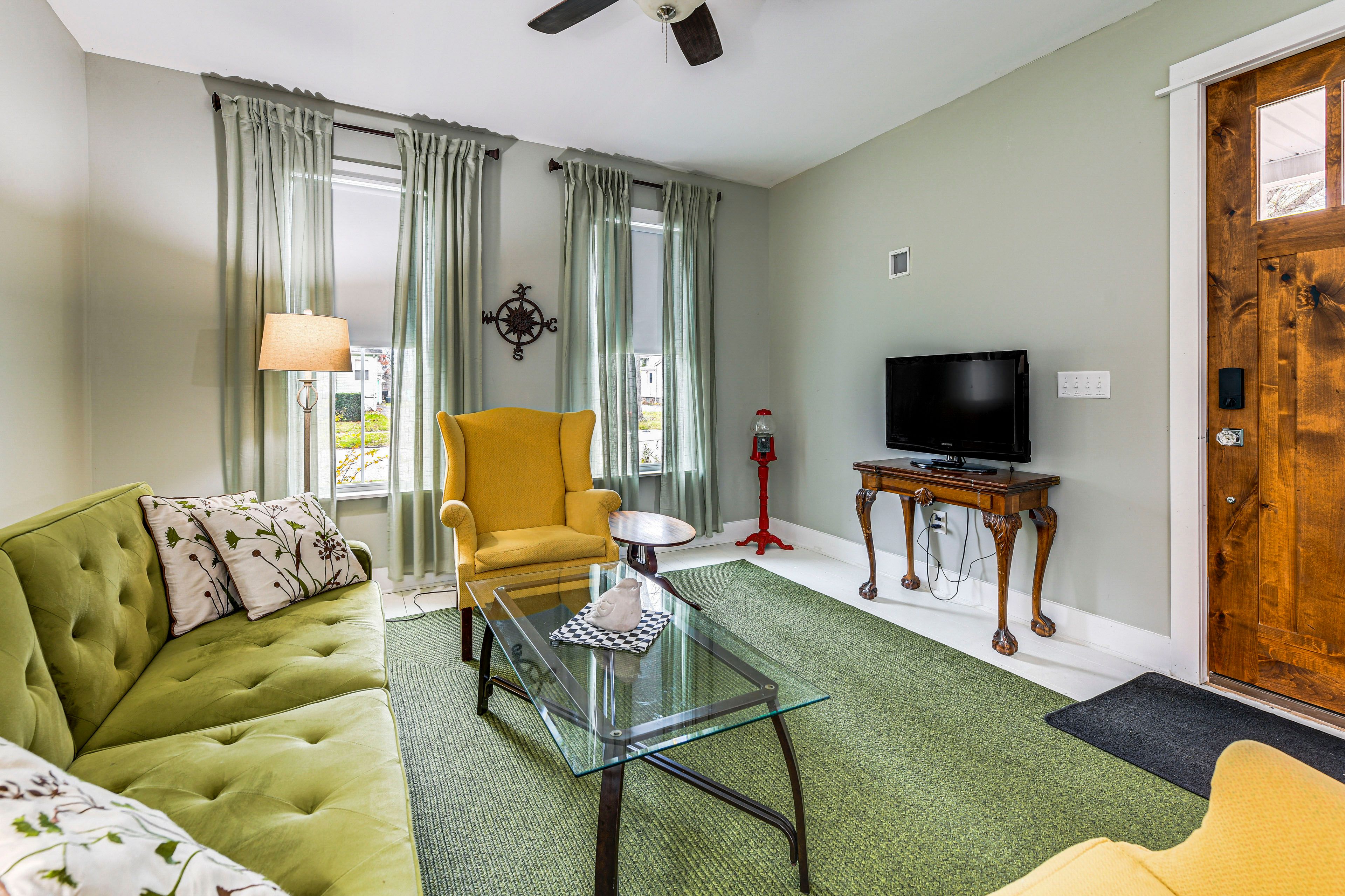 Living Room | 1st Floor | Twin Sleeper Sofa | Free WiFi
