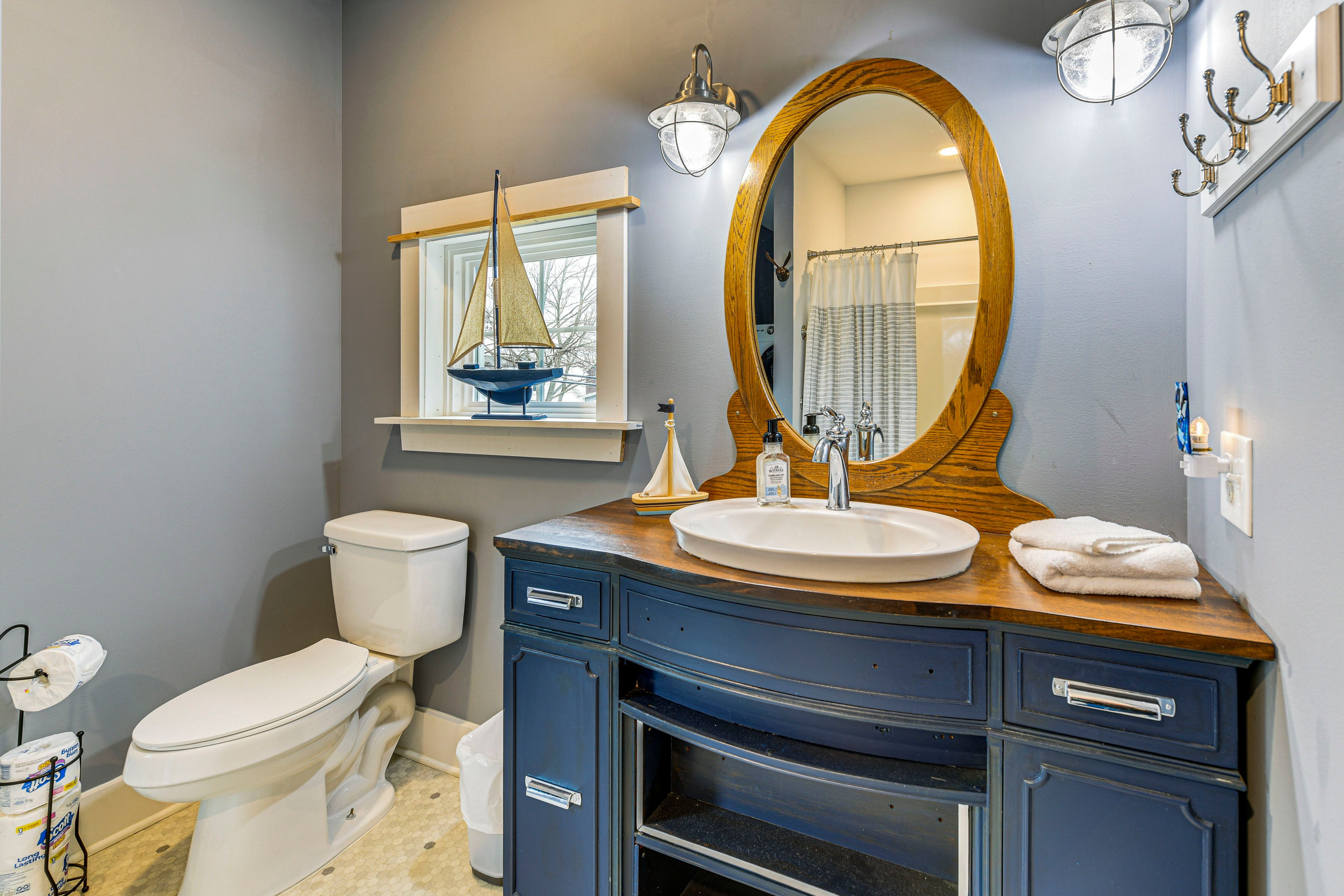 Full Bathroom | 2nd Floor | Towels Provided