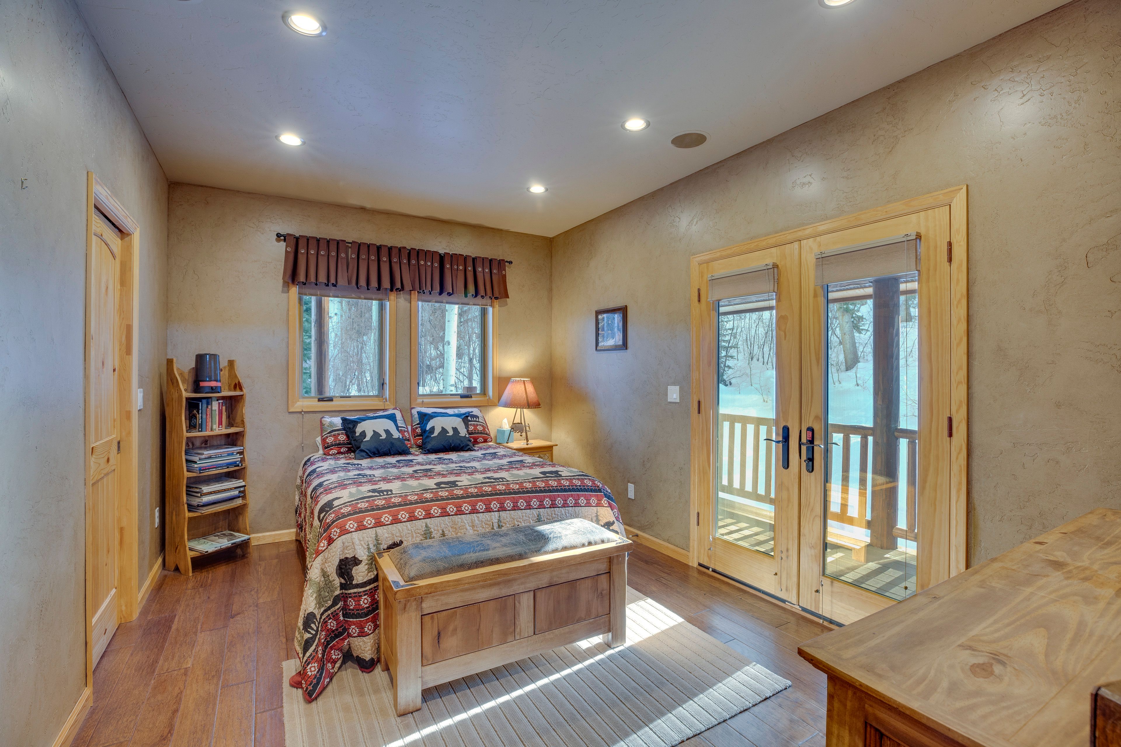 Bedroom 2 | Queen Bed | 1st Floor