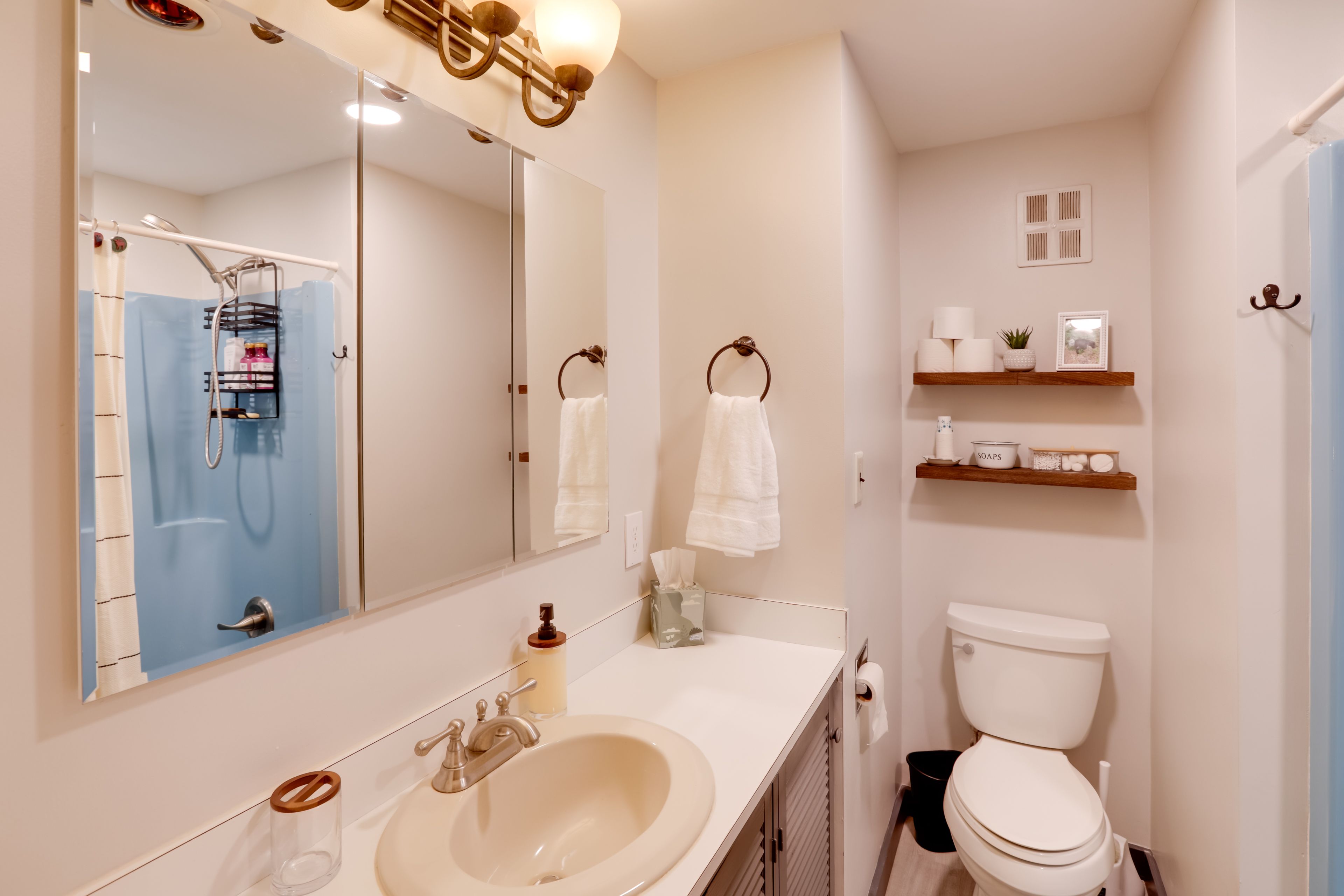Full Bathroom | Towels Provided