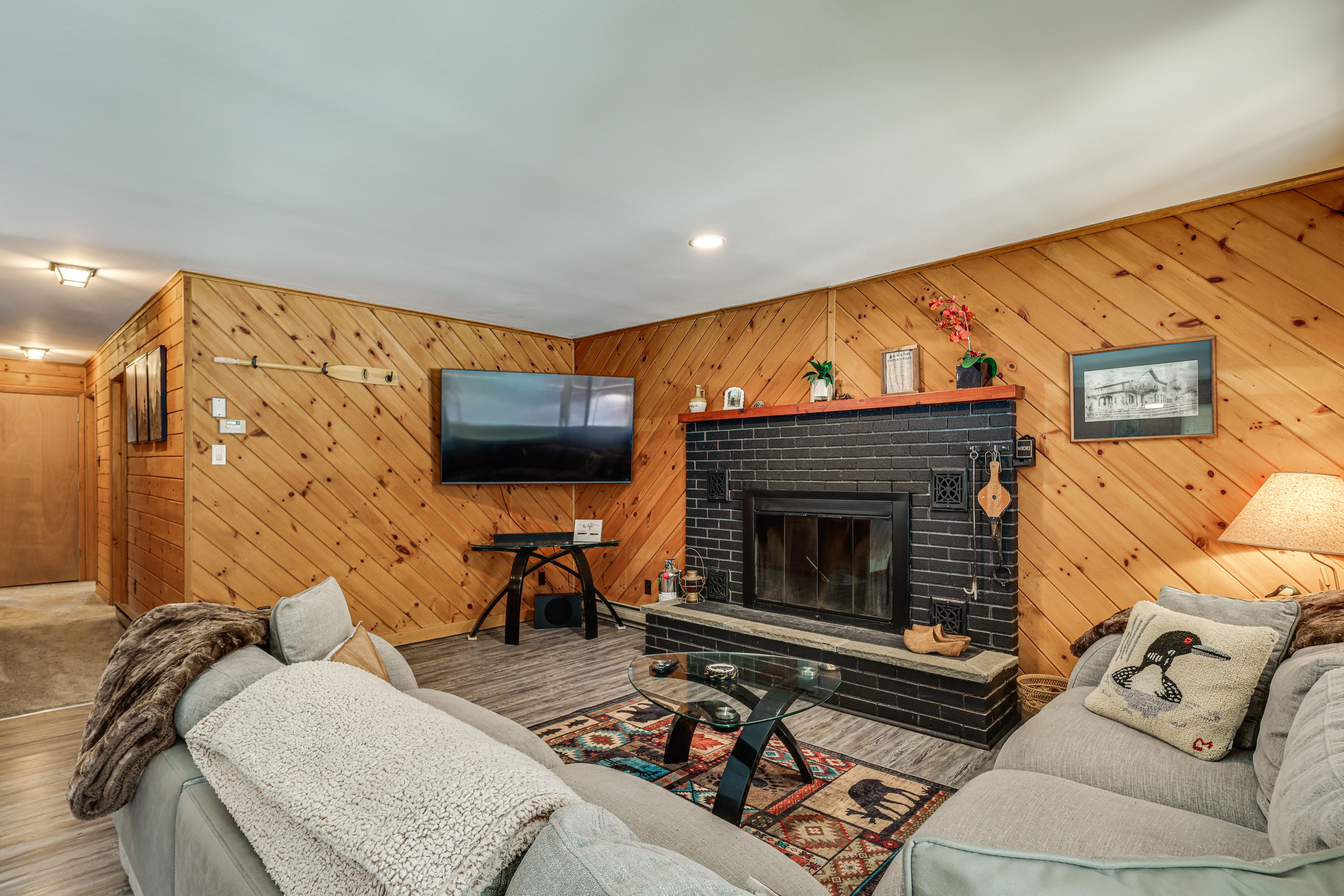 Living Area | Fireplace | Smart TV | Board Games | Single-Story Cabin