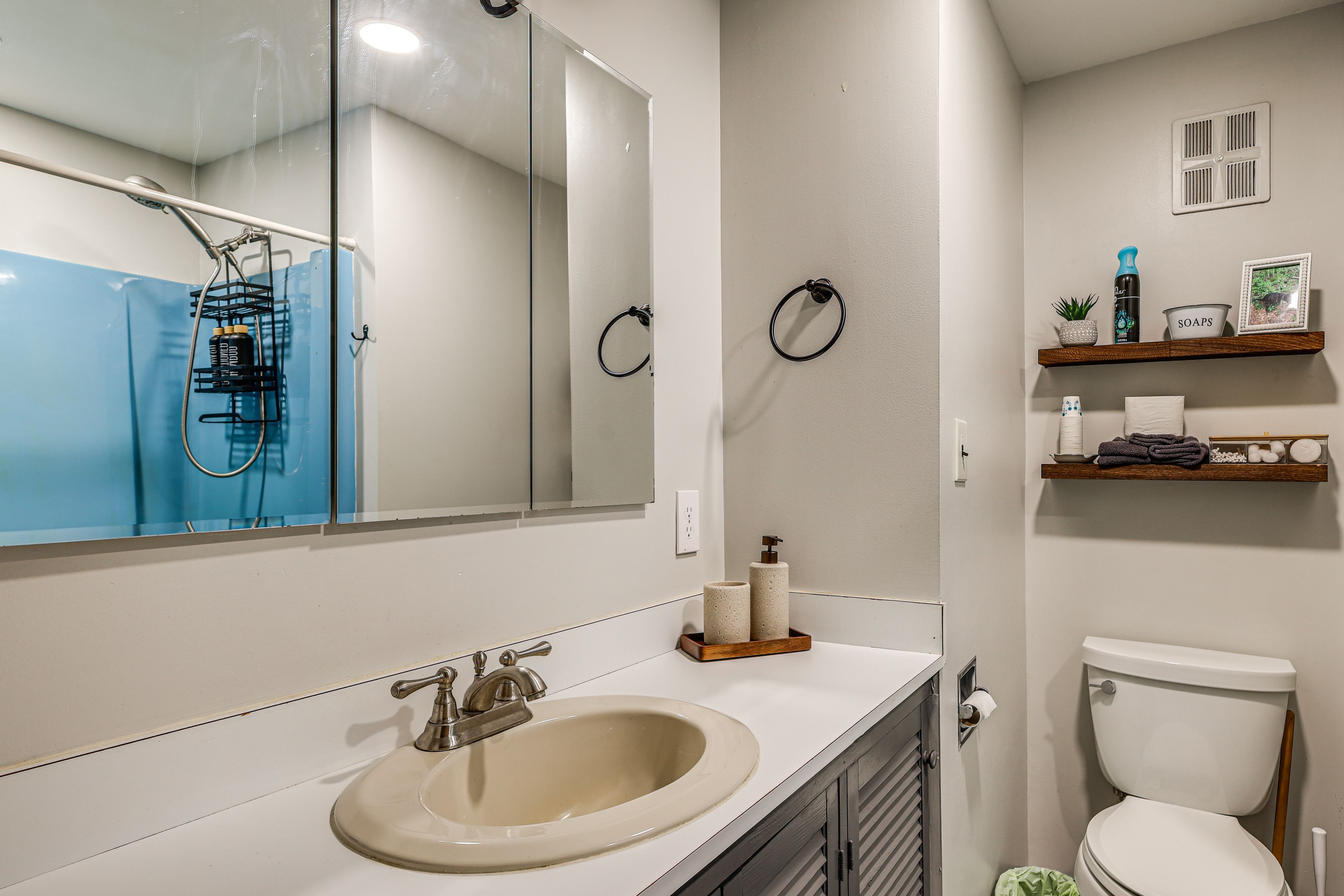 Full Bathroom | Towels Provided