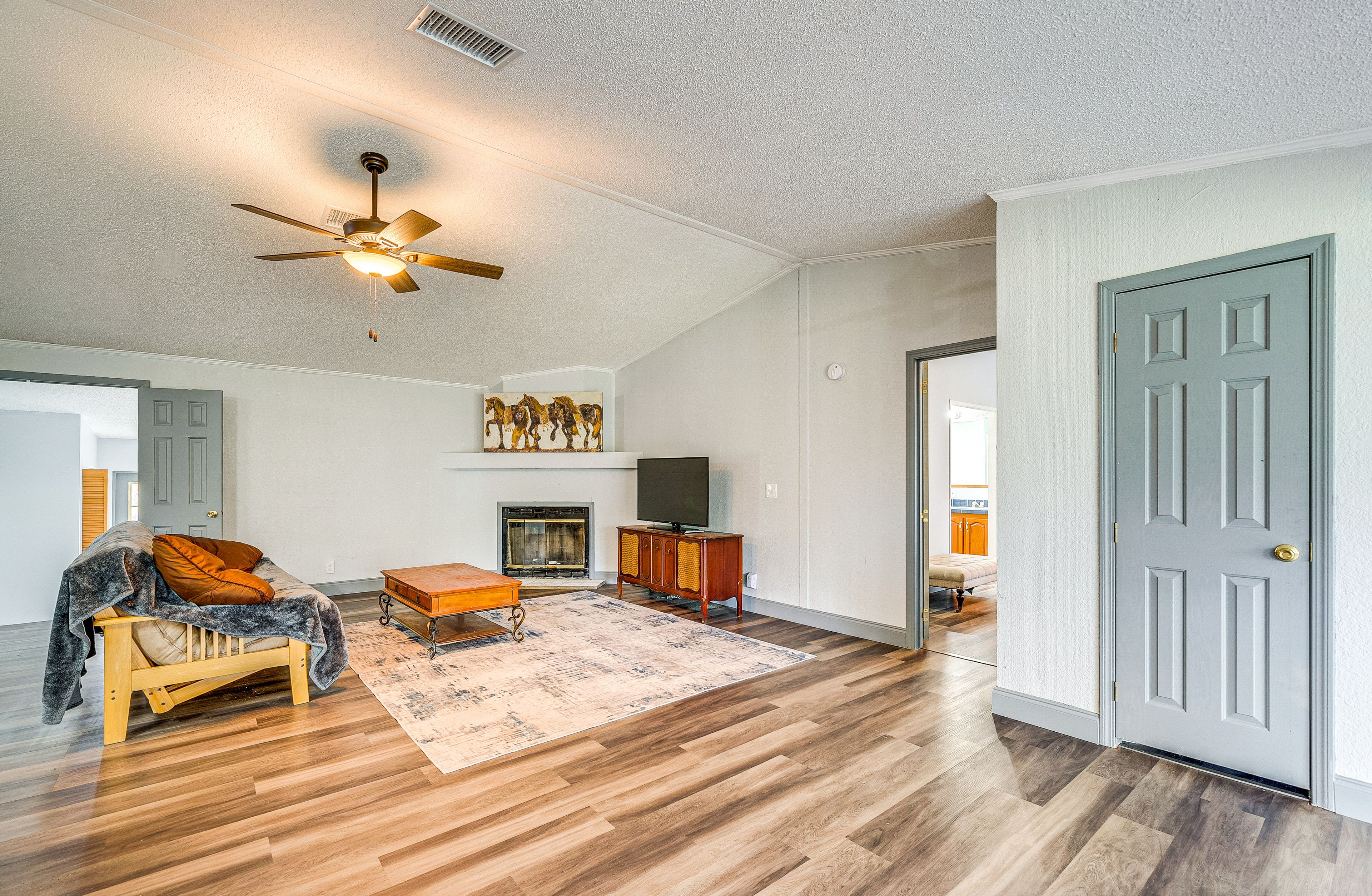 Living Room | Full Futon | Smart TV | Gas Fireplace | Central A/C & Heating