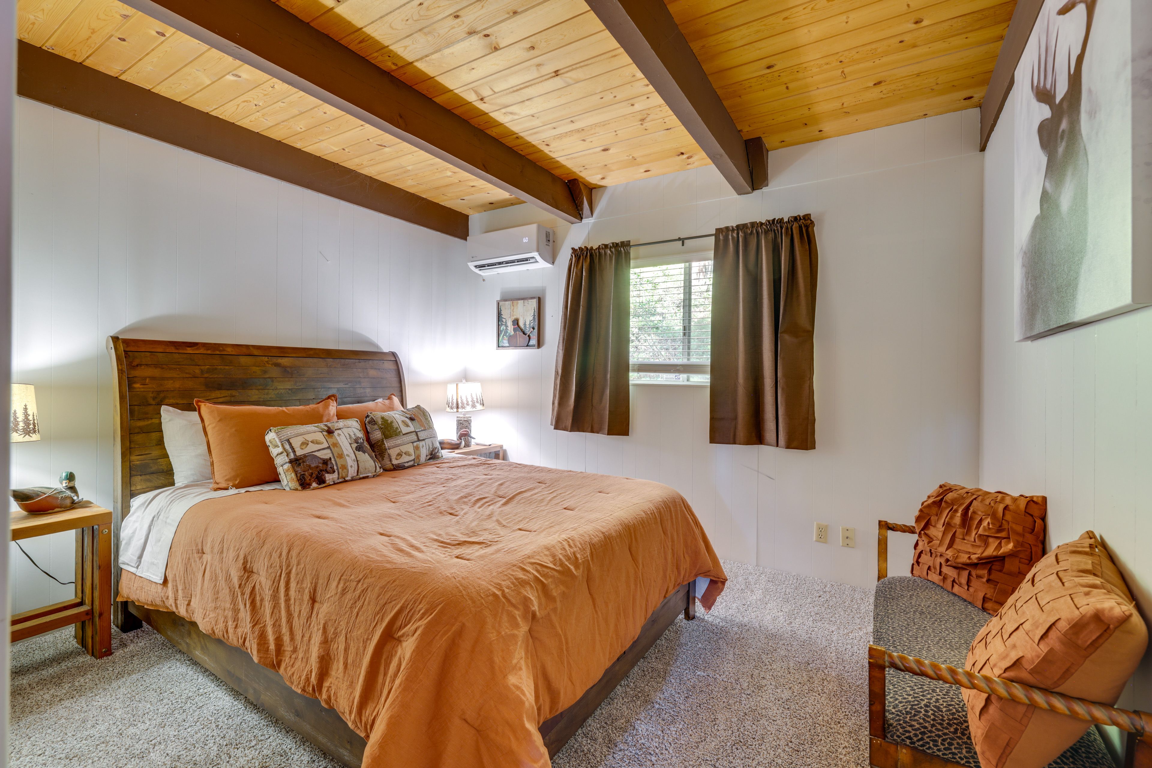 Bedroom 1 | Queen Bed | 1st Floor