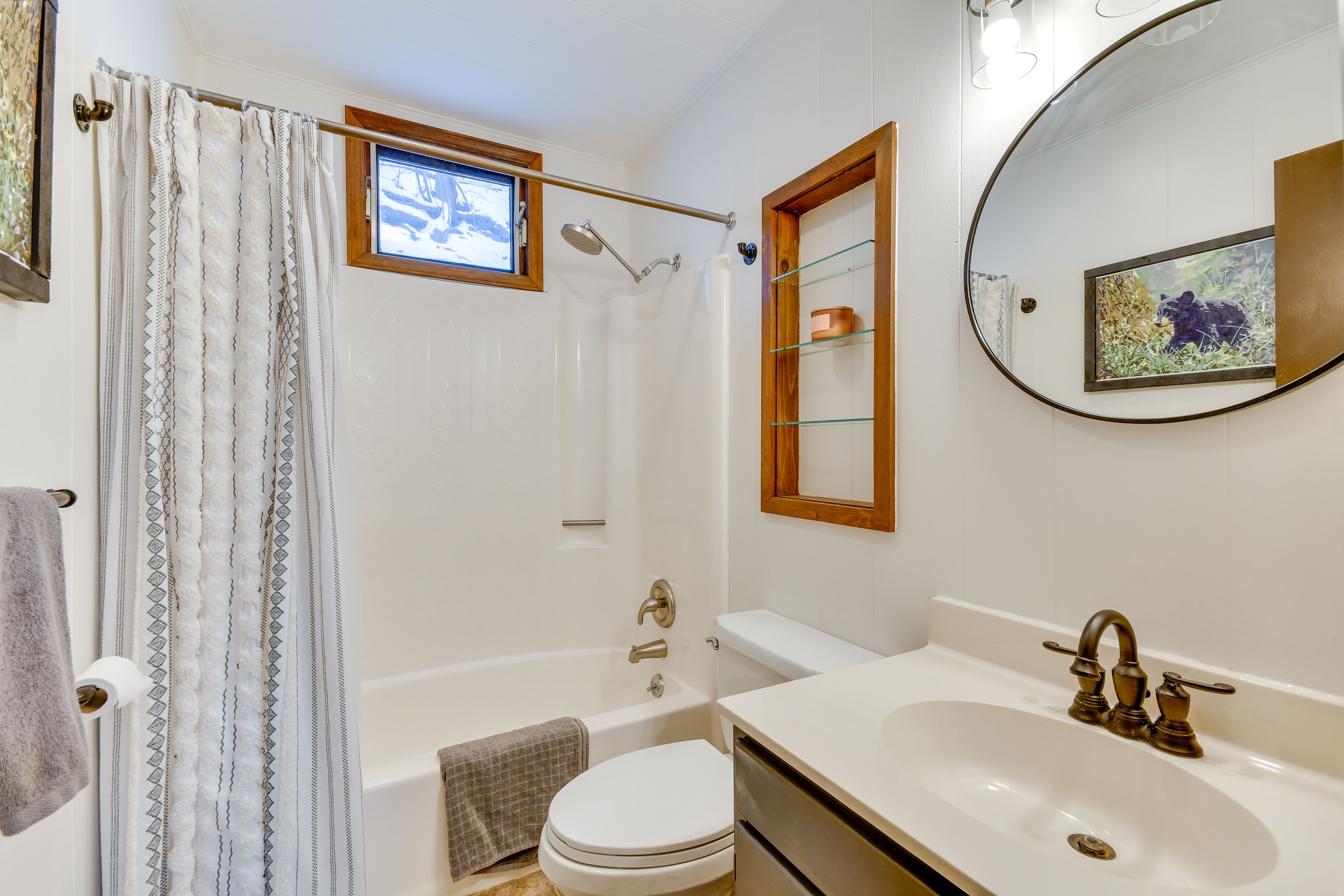 Full Bathroom | 1st Floor