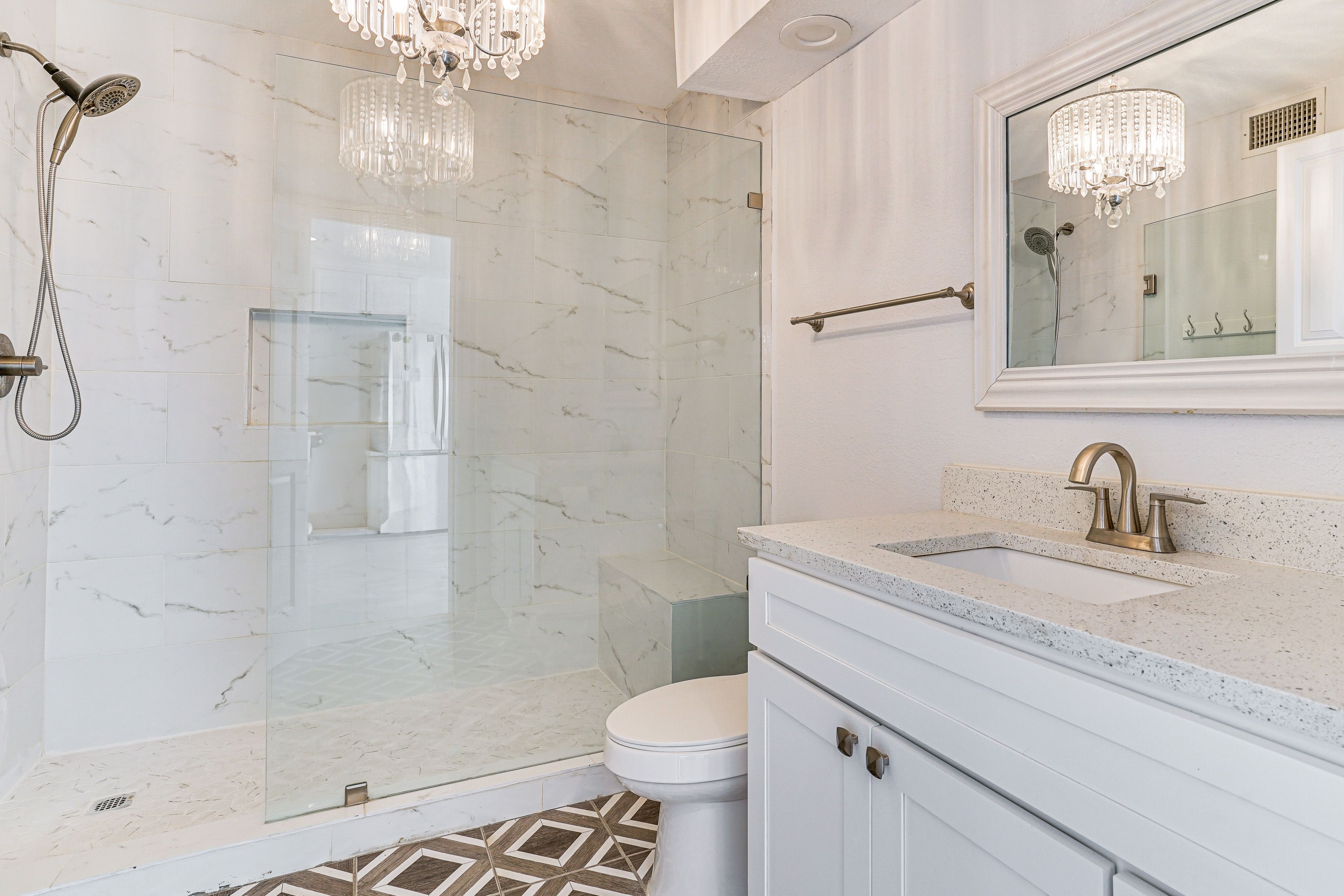 Full Bathroom | 1st Floor | Towels Provided