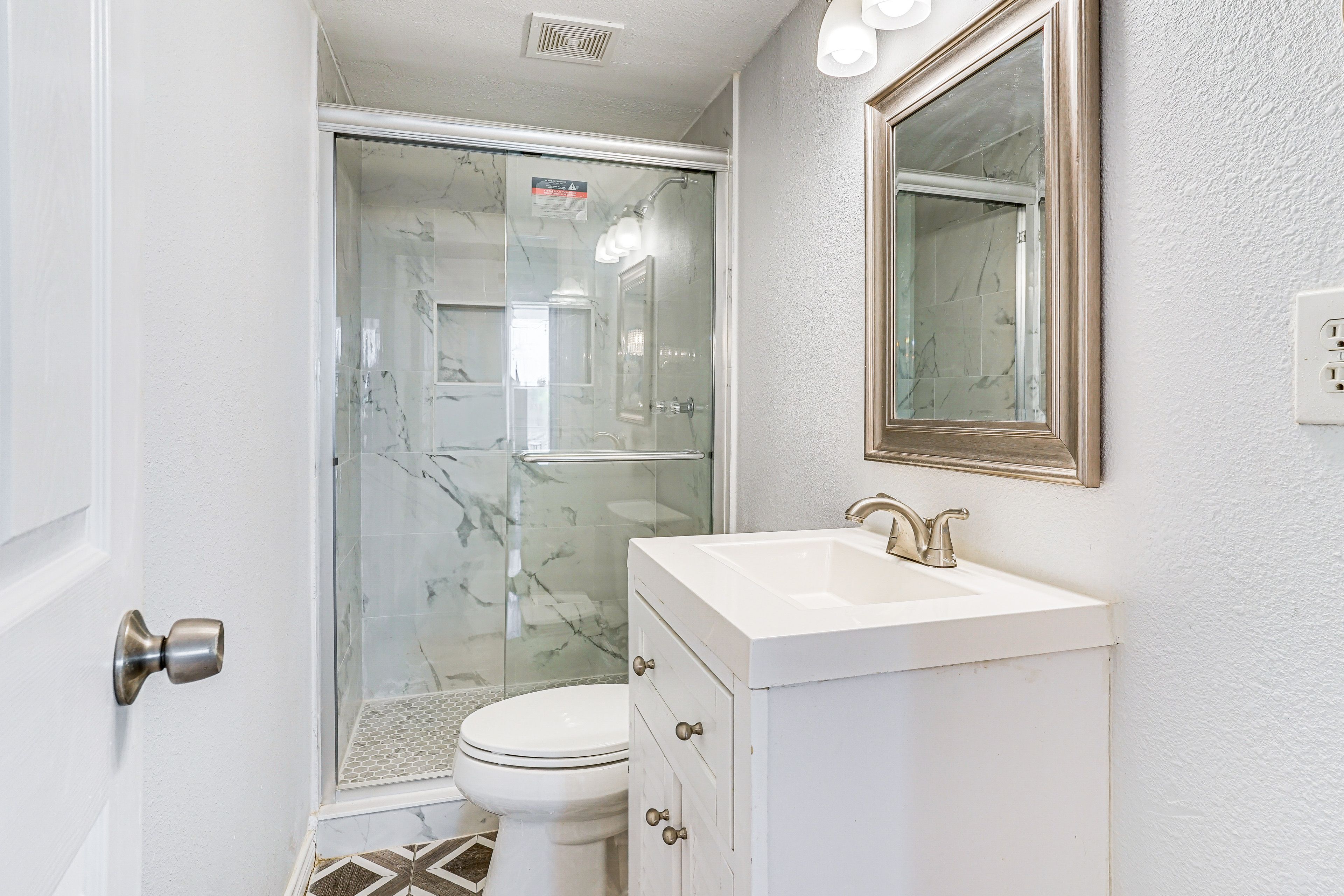 Full Bathroom | 1st Floor | Complimentary Toiletries