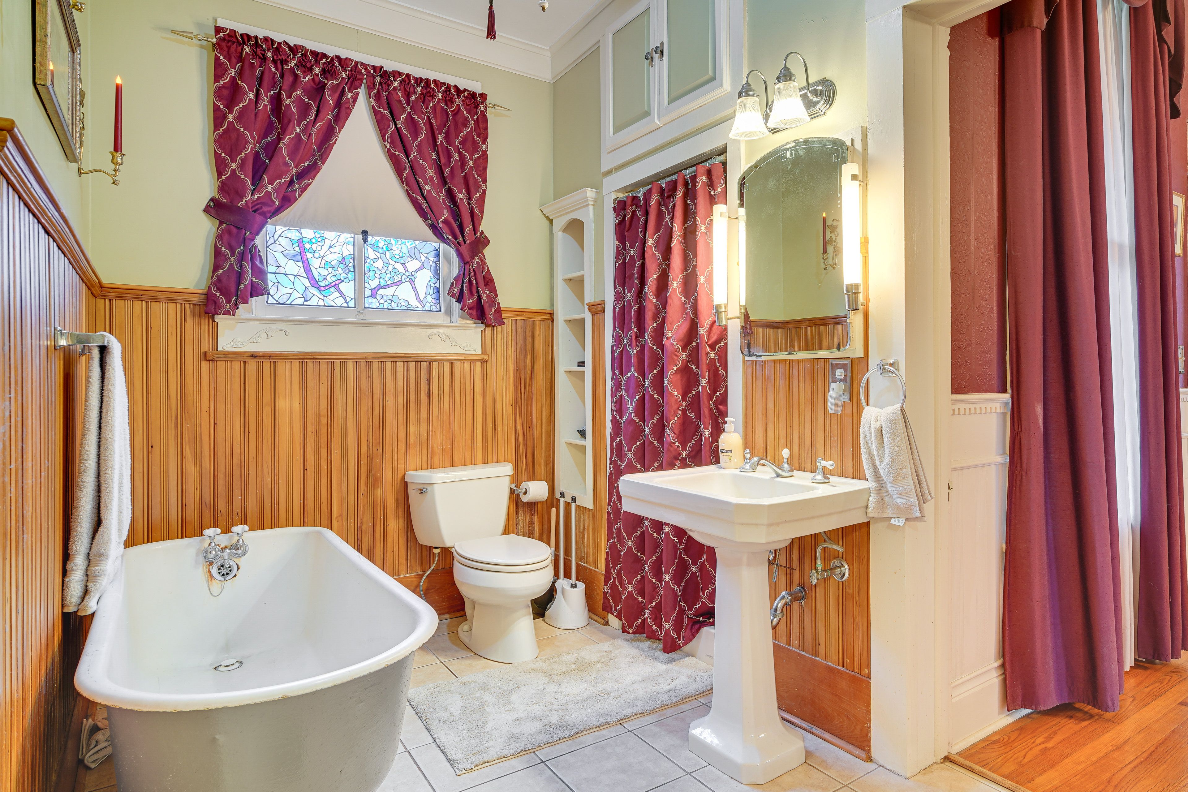 En-Suite Bathroom | 2nd Floor