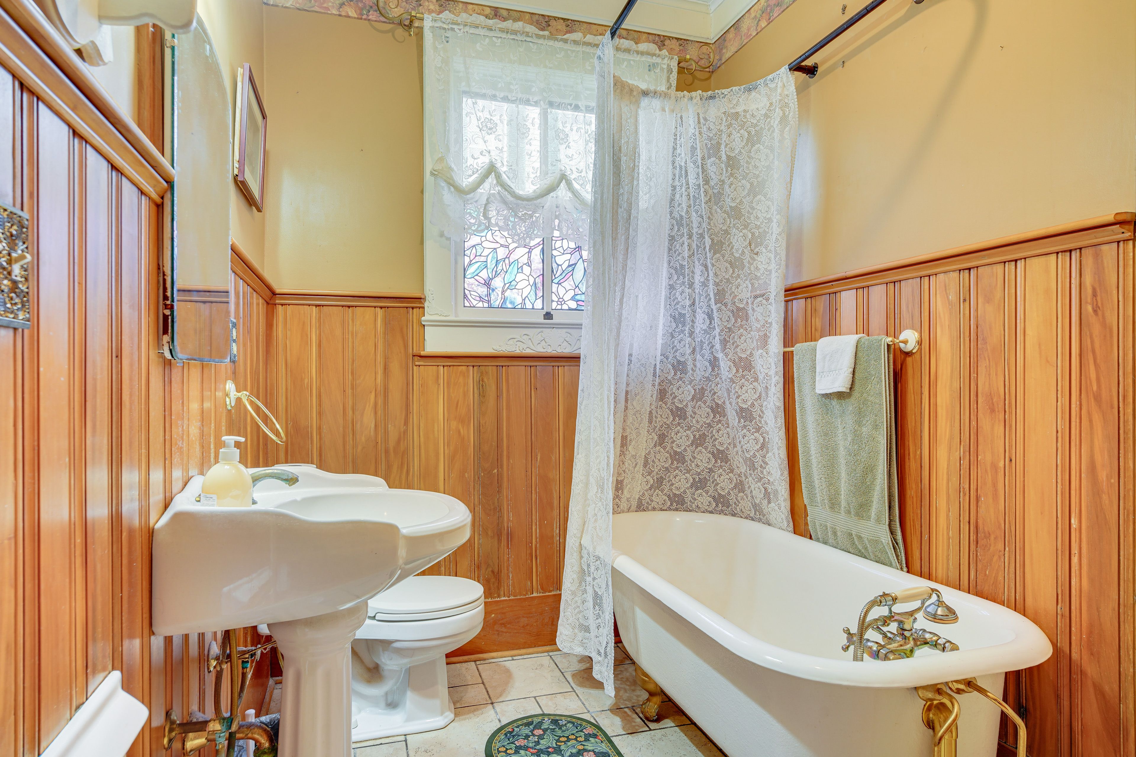 Full Bathroom | 1st Floor | Towels Provided
