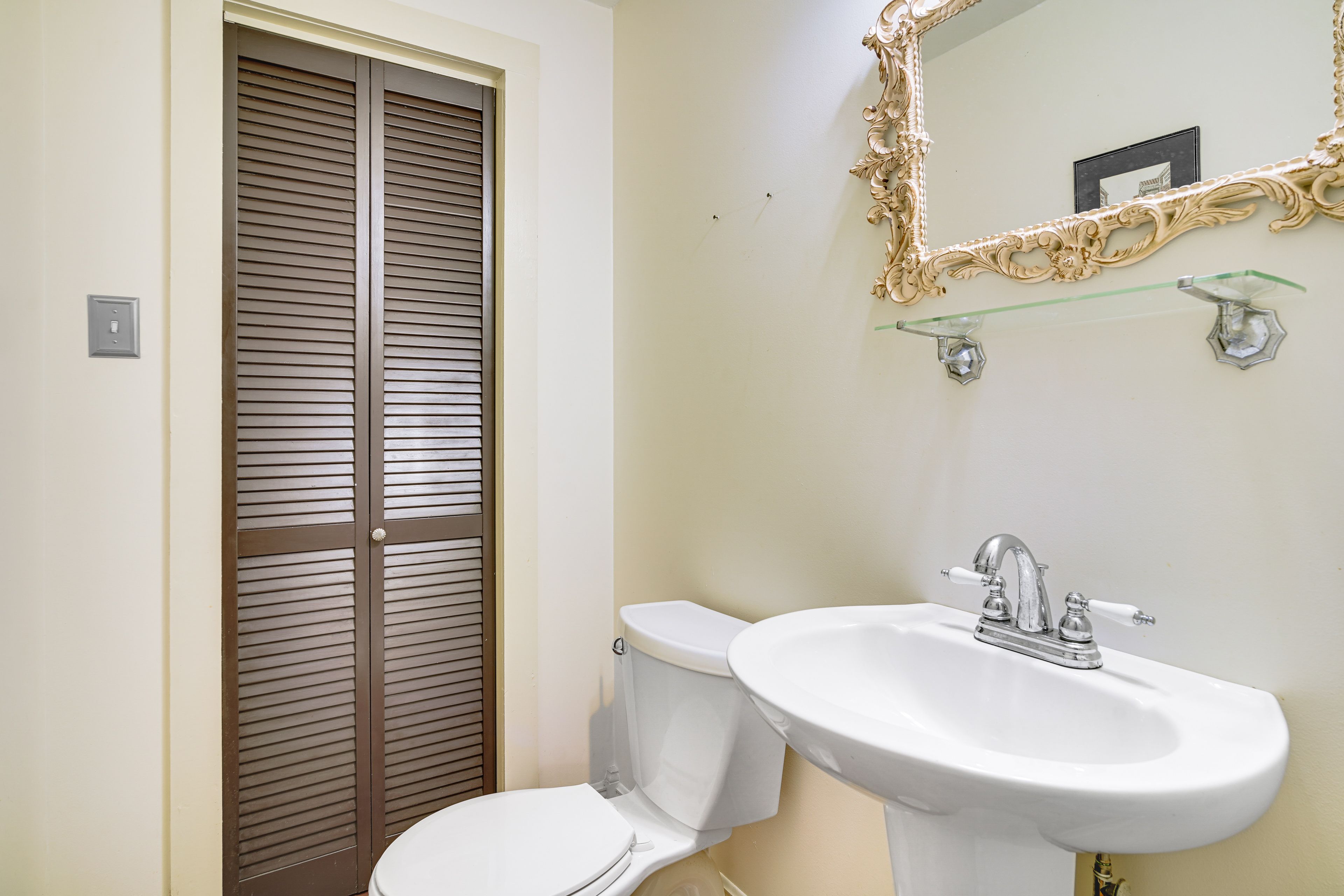 Half Bathroom | 1st Floor