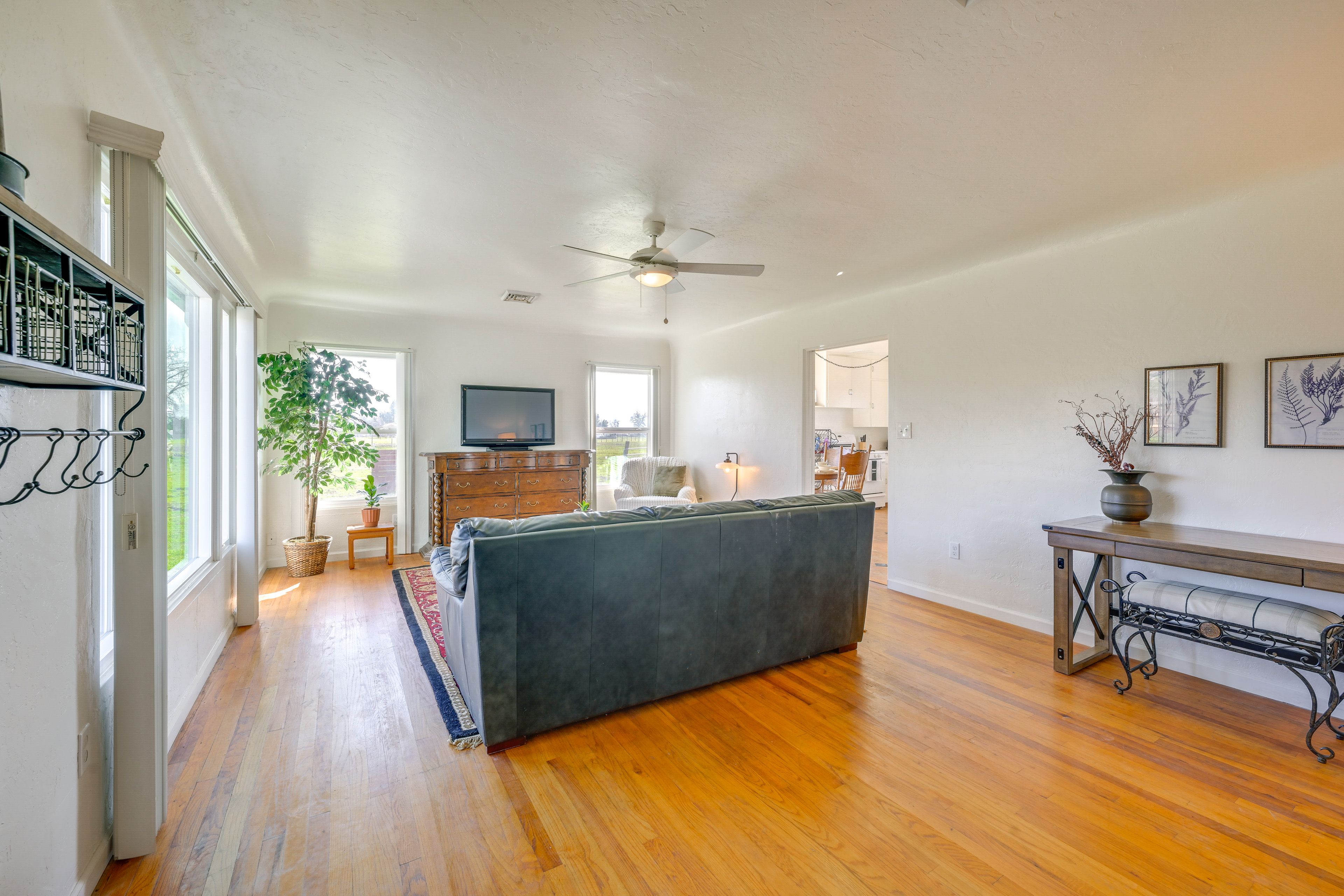 Living Room | Flat-Screen TV | Central Heating & A/C | Free WiFi