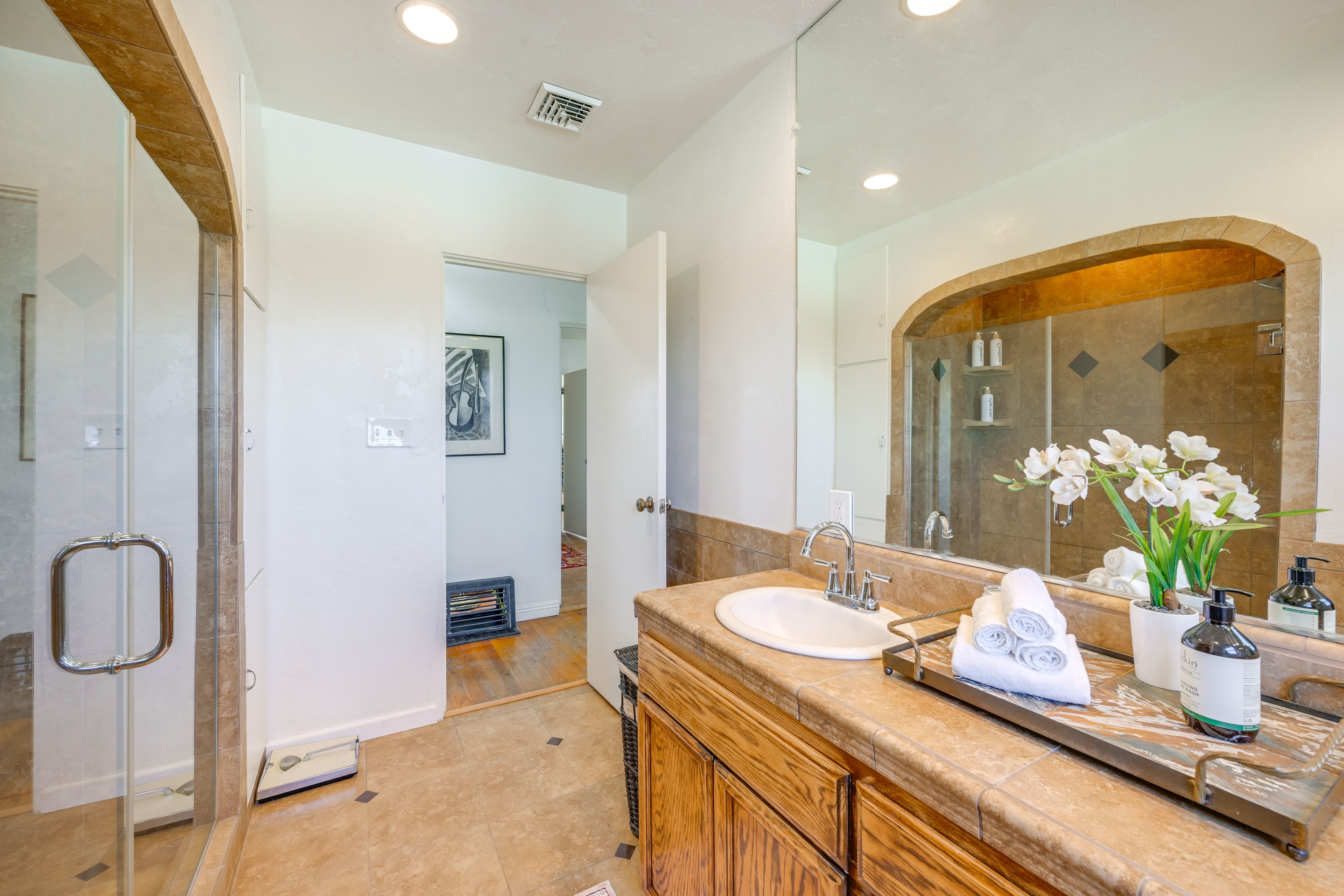 Full Bathroom | Complimentary Toiletries | Towels Provided