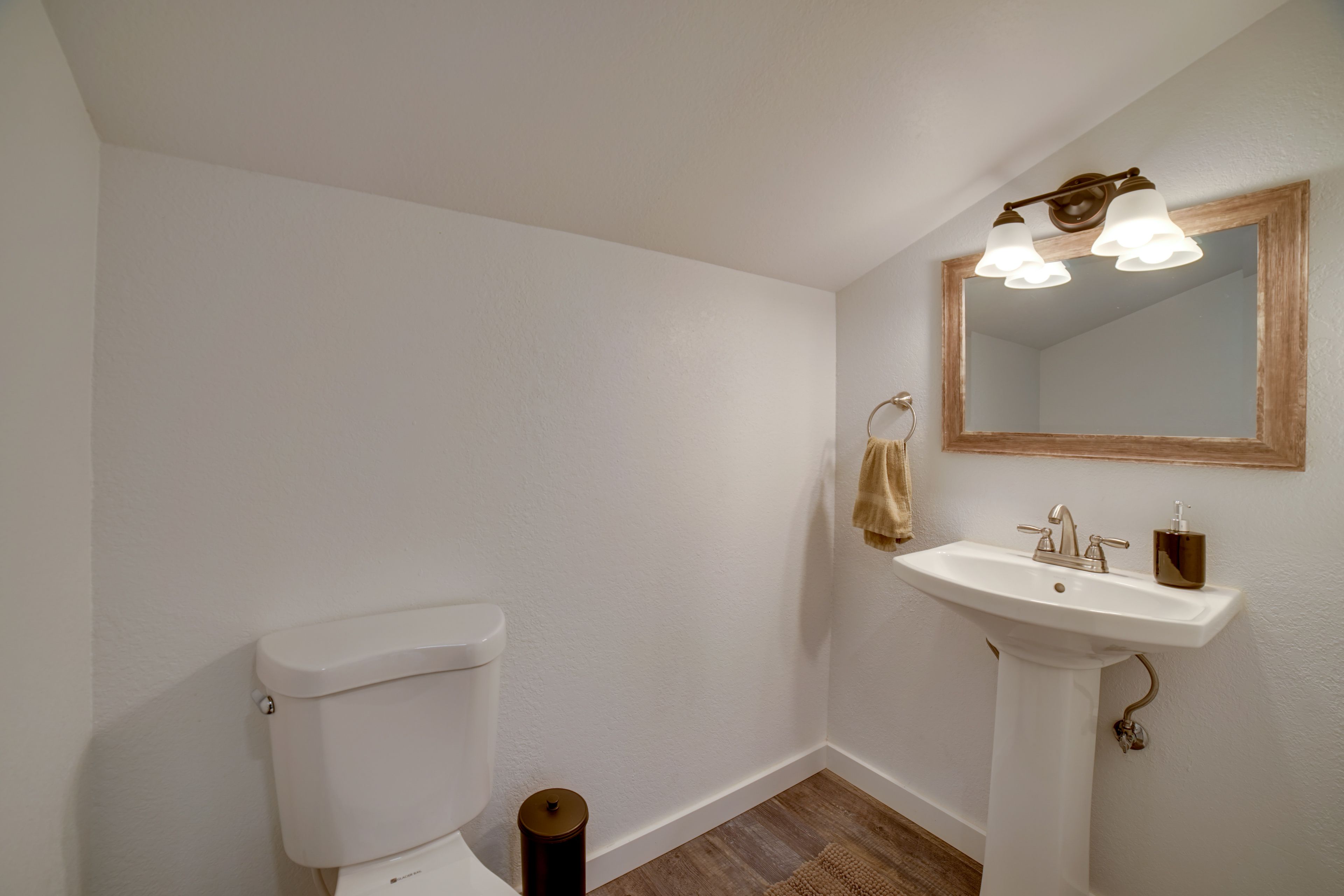 Full Bathroom | 2nd Floor