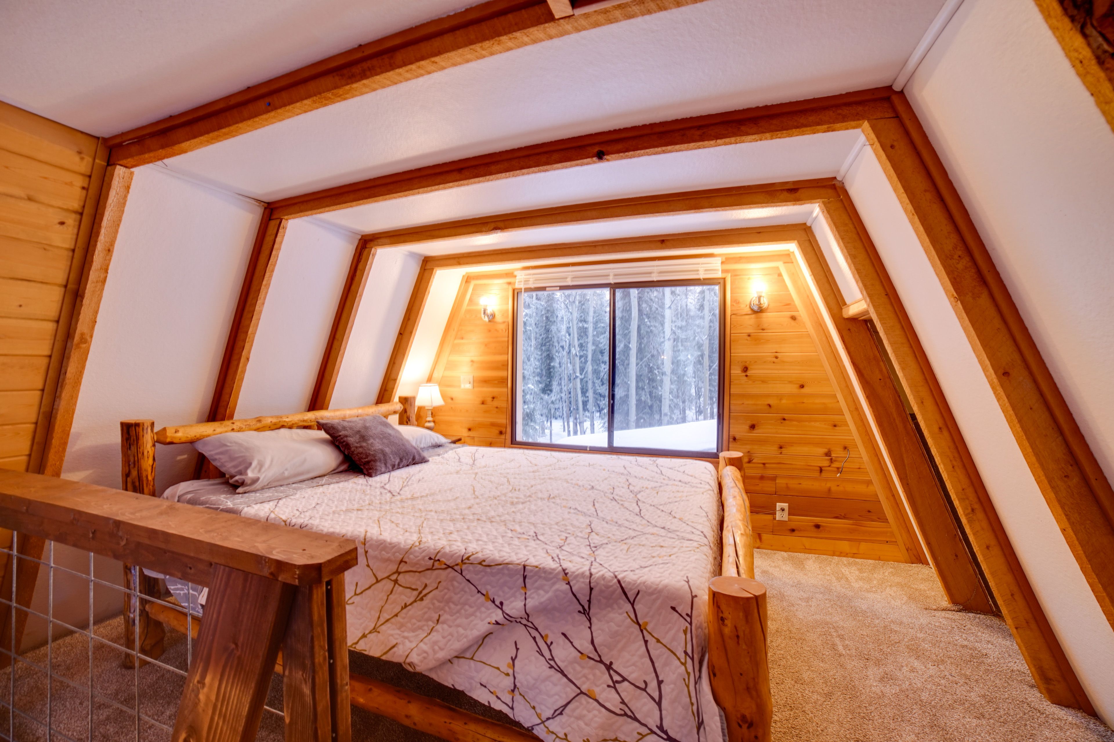 Loft | Queen Bed | 2nd Floor