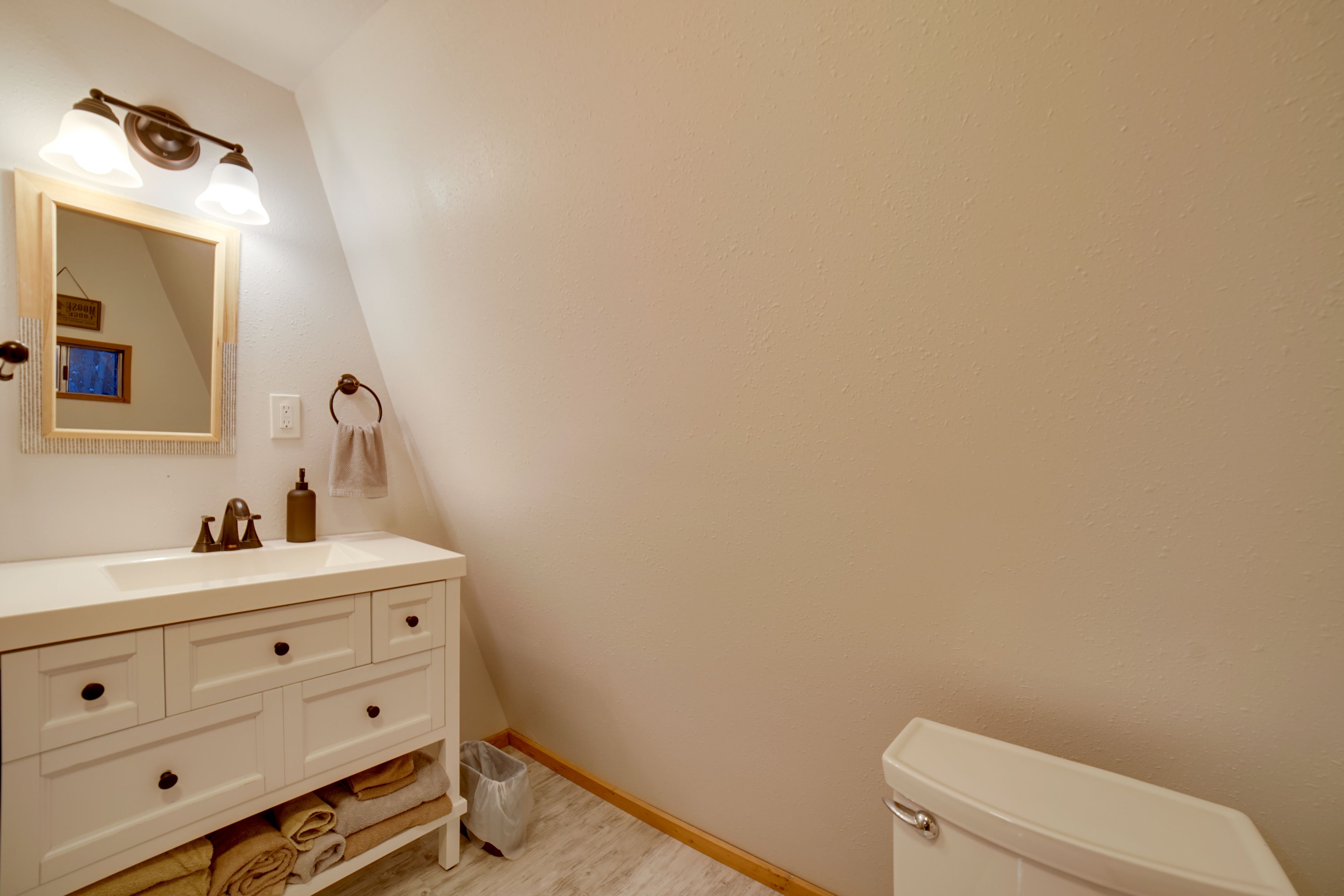 Full Bathroom | 2nd Floor