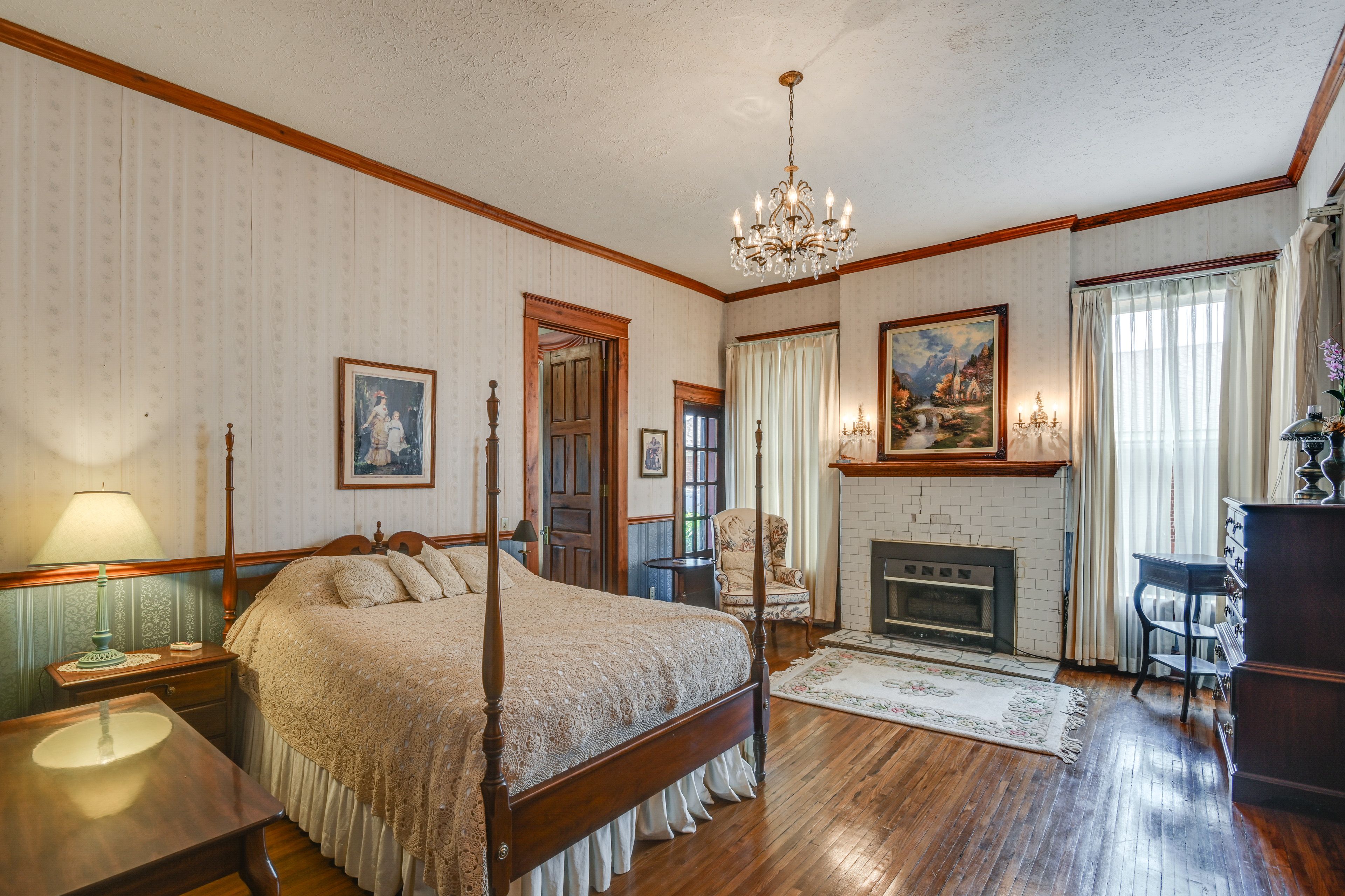 Bedroom | 1st Floor | Queen Bed | Linens Provided | Gas Fireplace