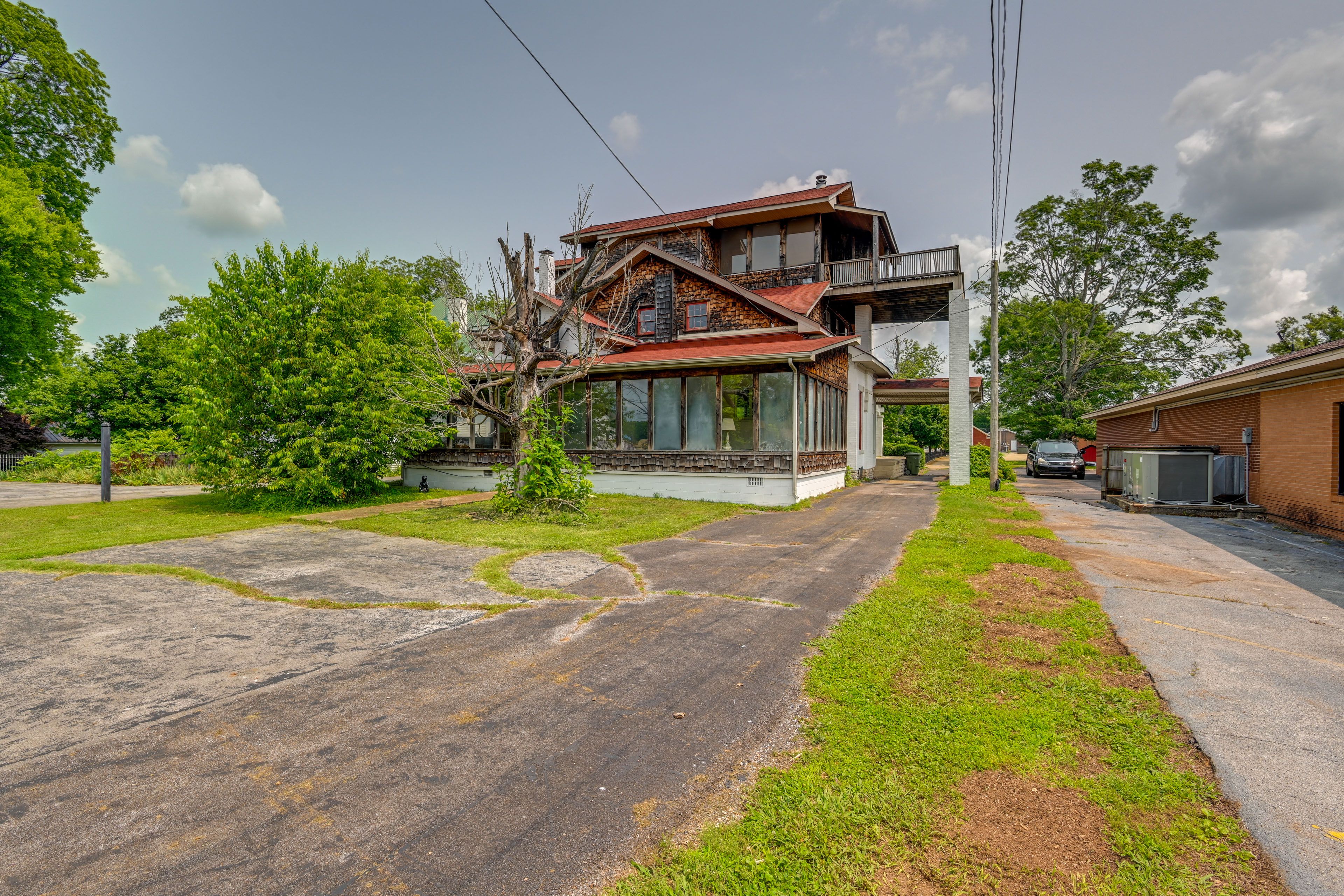 Parking | Driveway (3-4 Vehicles) | RV/Trailer Parking